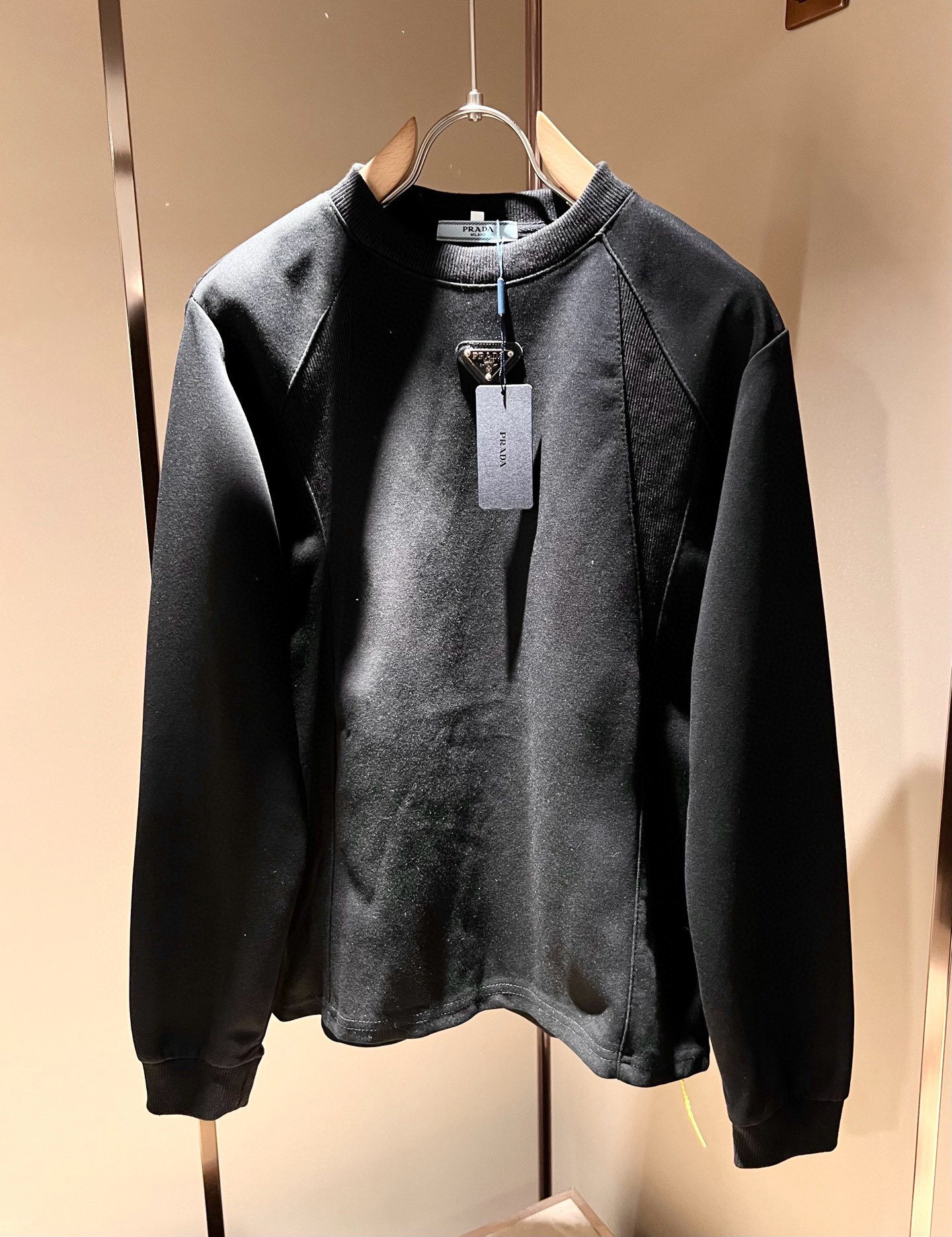 PRAD*A普*达2025秋冬新款男女同款👫长袖卫衣，最新款全网独家首上！！~既经典有时尚百搭，谁不爱啊