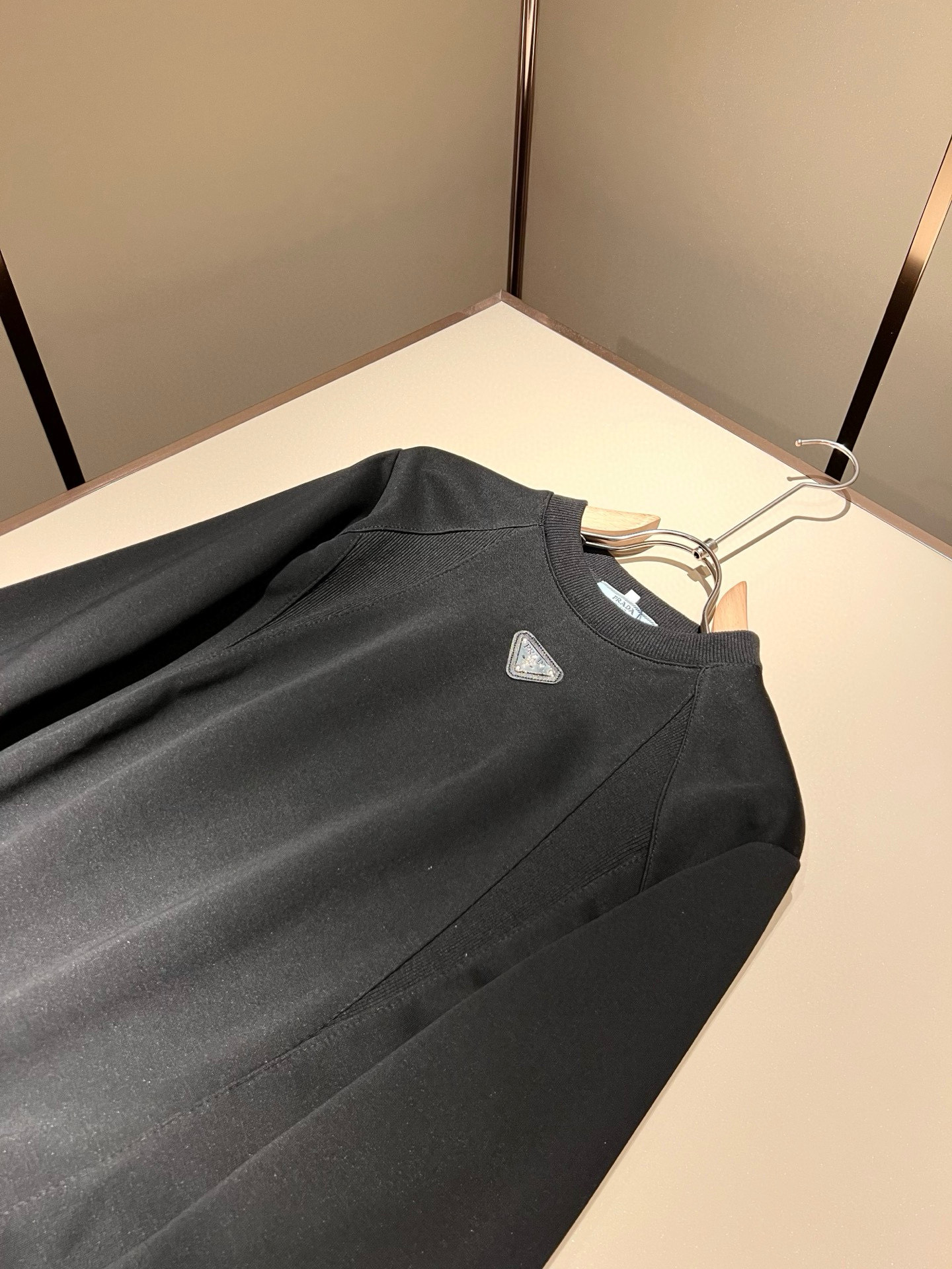 PRAD*A普*达2025秋冬新款男女同款👫长袖卫衣，最新款全网独家首上！！~既经典有时尚百搭，谁不爱啊