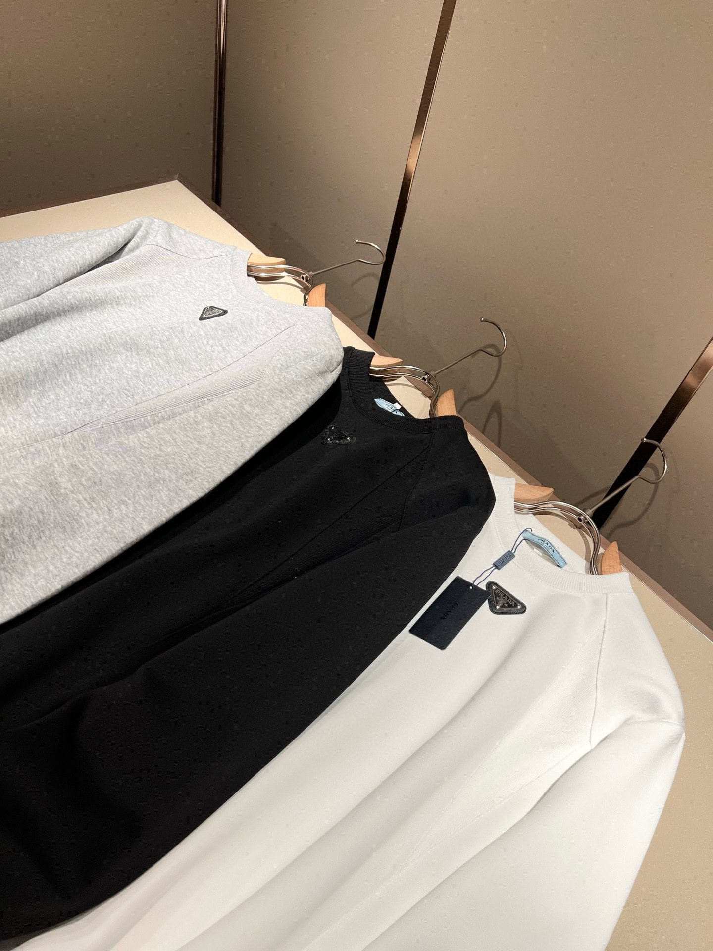 PRAD*A普*达2025秋冬新款男女同款👫长袖卫衣，最新款全网独家首上！！~既经典有时尚百搭，谁不爱啊