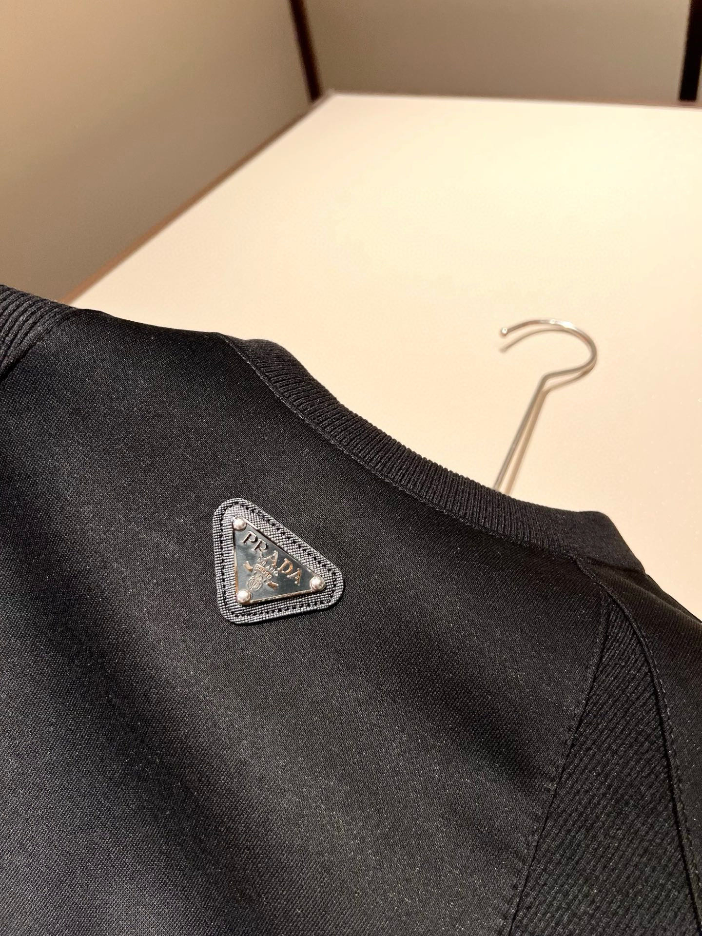 PRAD*A普*达2025秋冬新款男女同款👫长袖卫衣，最新款全网独家首上！！~既经典有时尚百搭，谁不爱啊