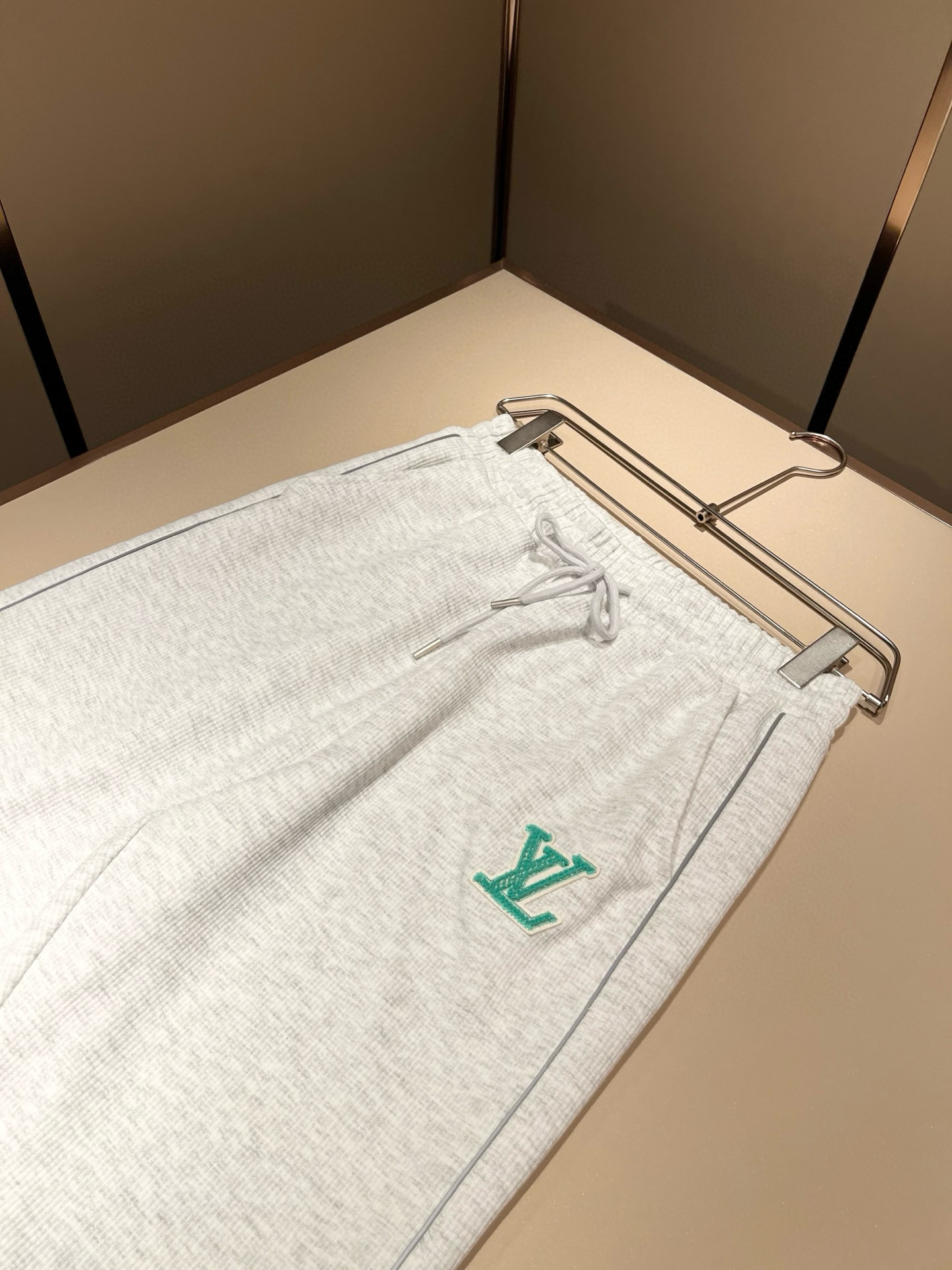 Louis Vuit*on 路易家族 2025秋冬新款套装，轻奢休闲套装，男女同款👫装饰！路易家族的新高