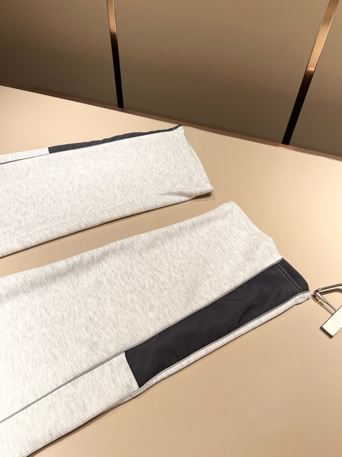 Louis Vuit*on 路易家族 2025秋冬新款套装，轻奢休闲套装，男女同款👫装饰！路易家族的新高