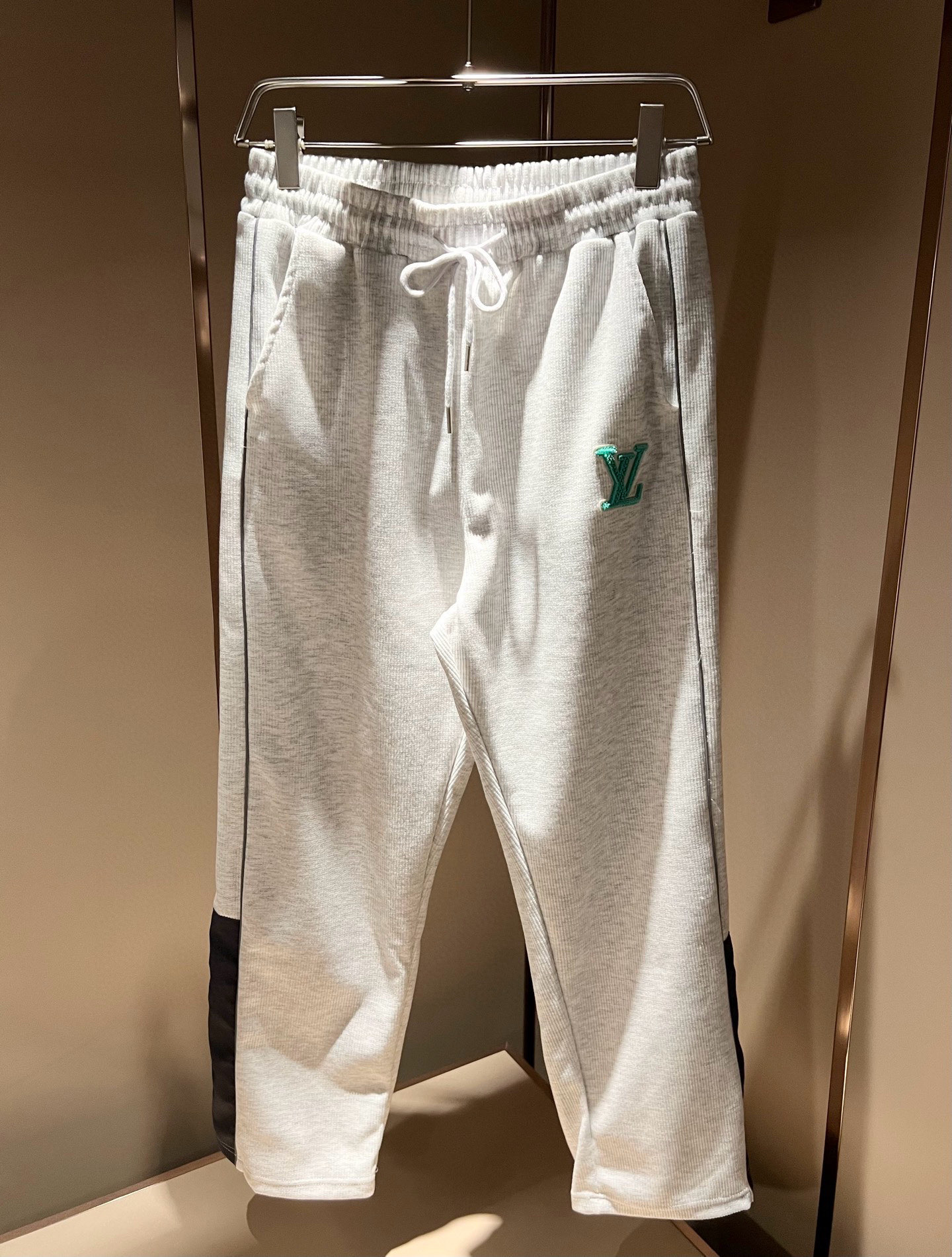 Louis Vuit*on 路易家族 2025秋冬新款套装，轻奢休闲套装，男女同款👫装饰！路易家族的新高