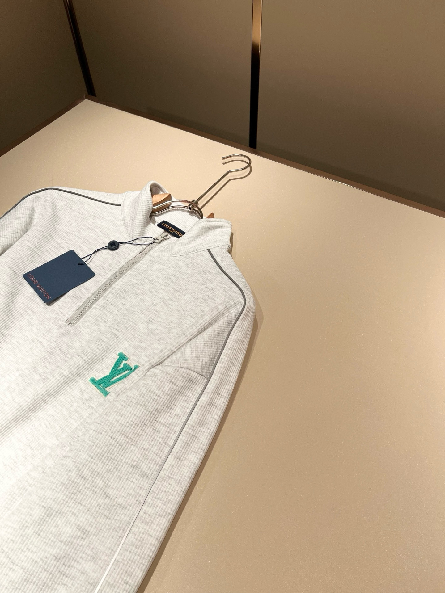 Louis Vuit*on 路易家族 2025秋冬新款套装，轻奢休闲套装，男女同款👫装饰！路易家族的新高