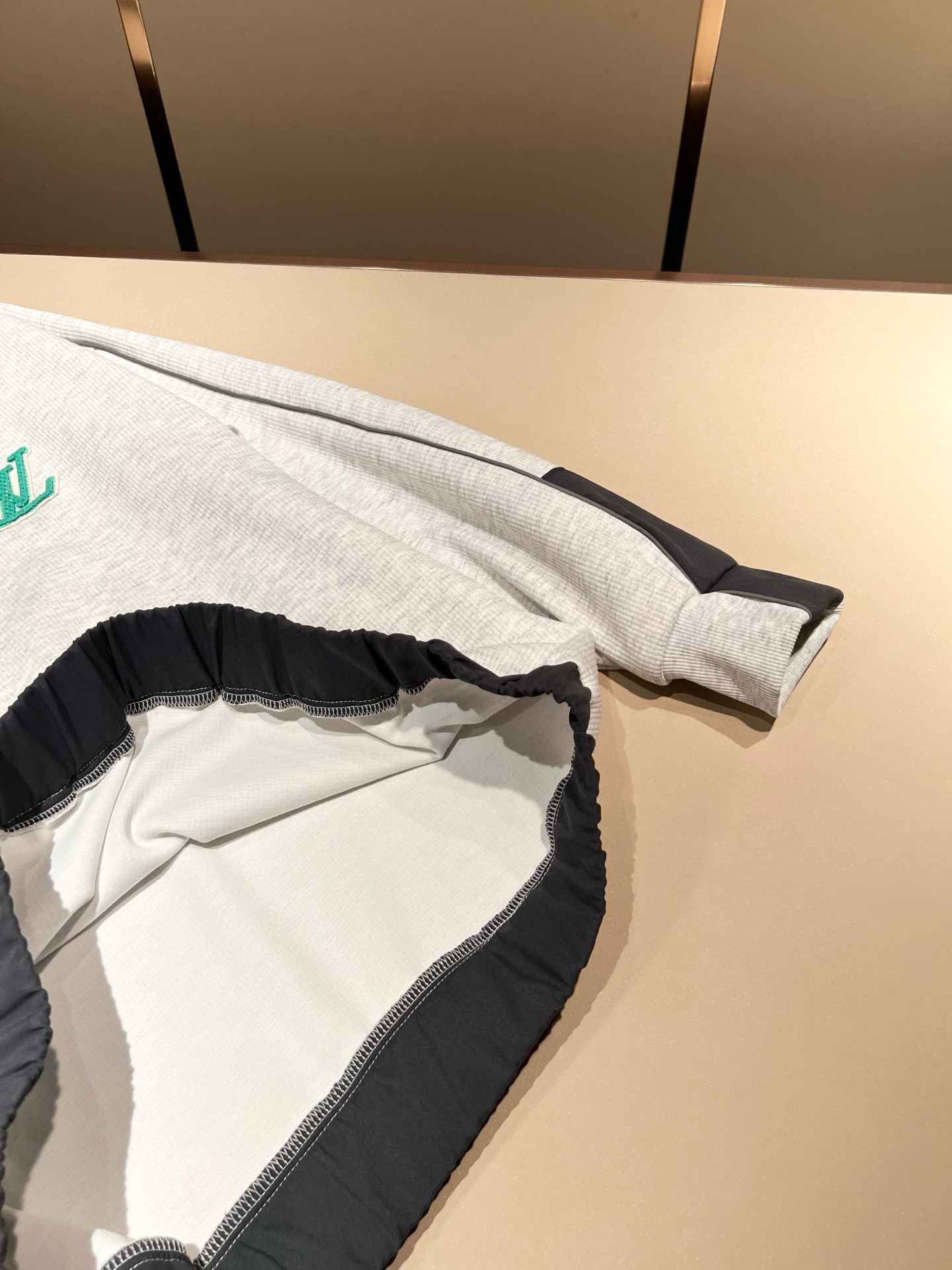 Louis Vuit*on 路易家族 2025秋冬新款套装，轻奢休闲套装，男女同款👫装饰！路易家族的新高