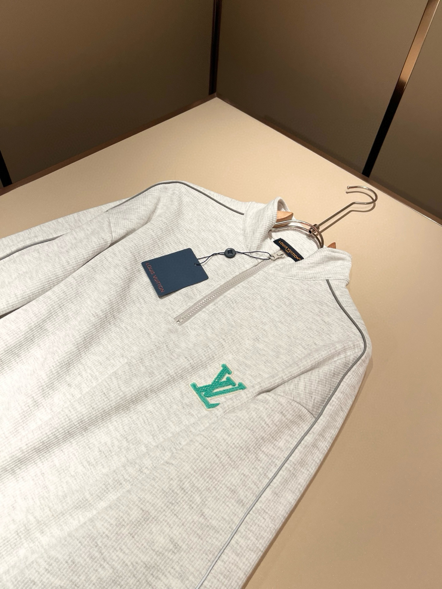 Louis Vuit*on 路易家族 2025秋冬新款套装，轻奢休闲套装，男女同款👫装饰！路易家族的新高