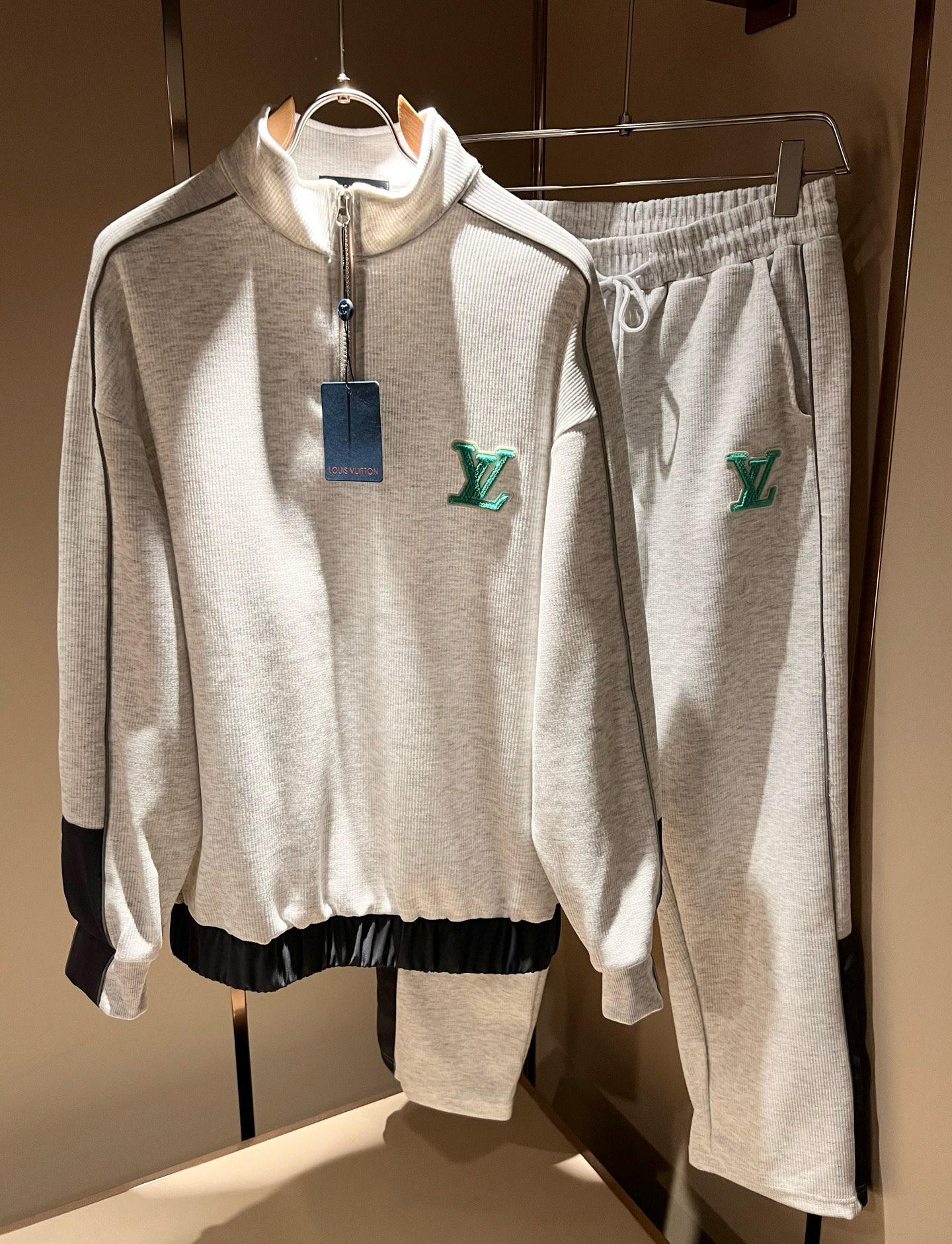 Louis Vuit*on 路易家族 2025秋冬新款套装，轻奢休闲套装，男女同款👫装饰！路易家族的新高