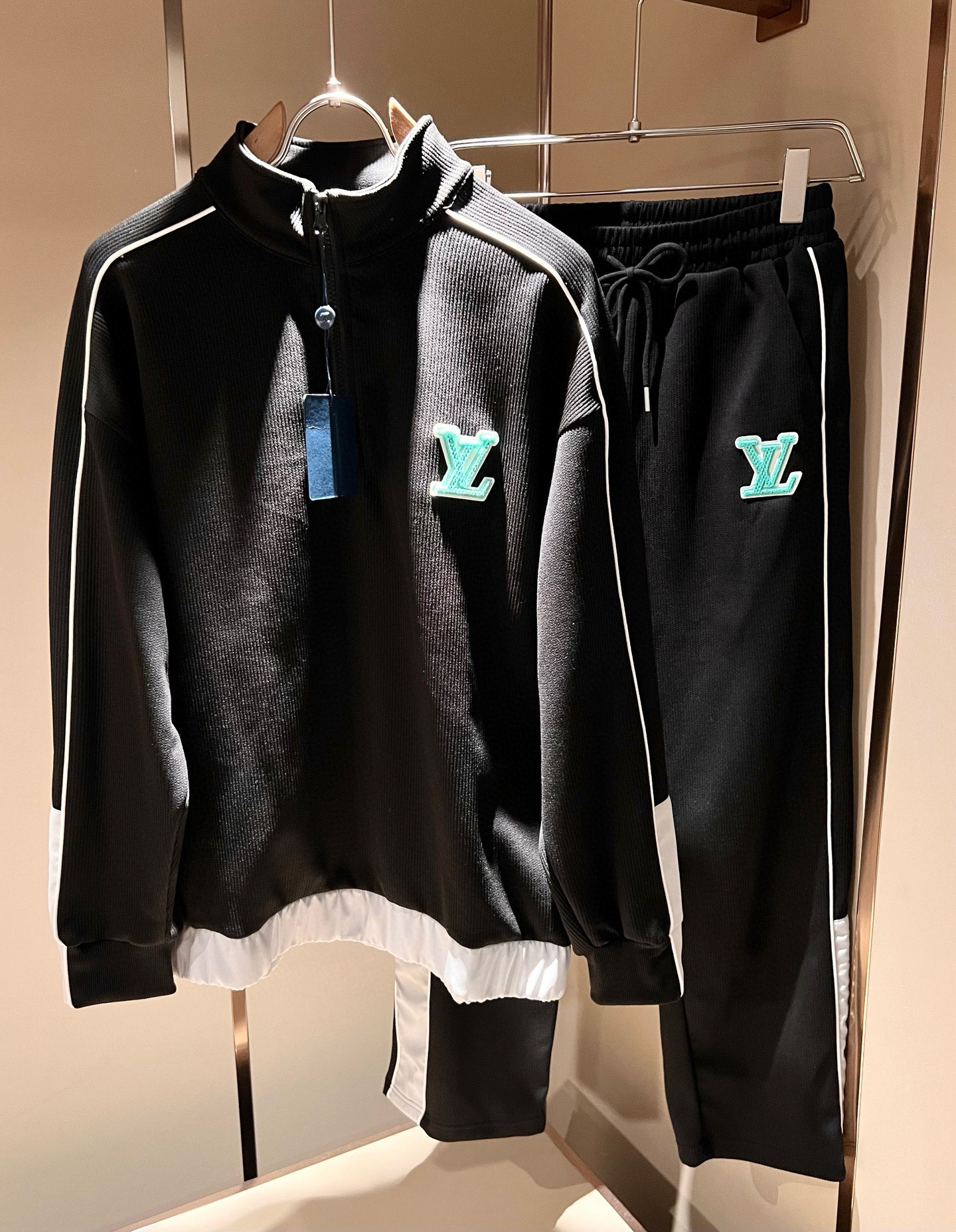 Louis Vuit*on 路易家族 2025秋冬新款套装，轻奢休闲套装，男女同款👫装饰！路易家族的新高