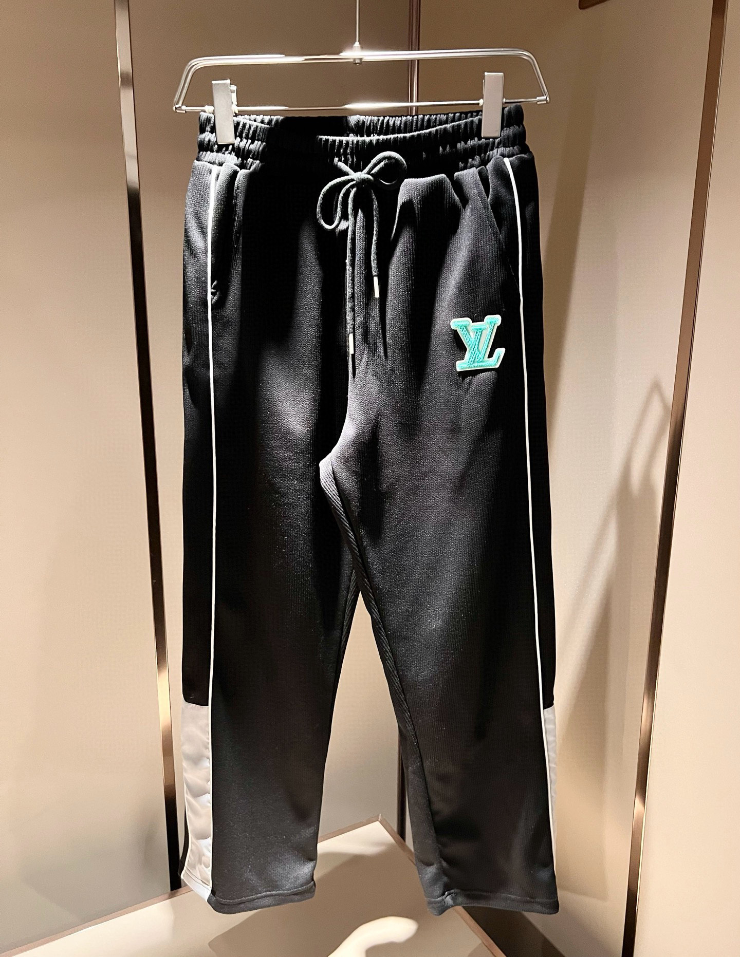 Louis Vuit*on 路易家族 2025秋冬新款套装，轻奢休闲套装，男女同款👫装饰！路易家族的新高