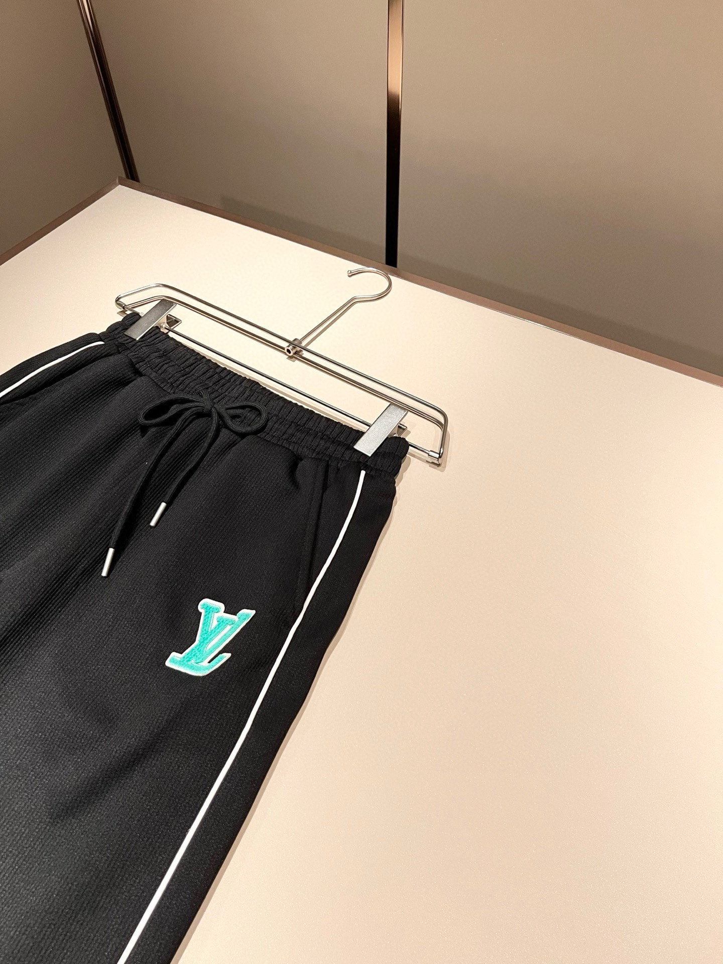 Louis Vuit*on 路易家族 2025秋冬新款套装，轻奢休闲套装，男女同款👫装饰！路易家族的新高