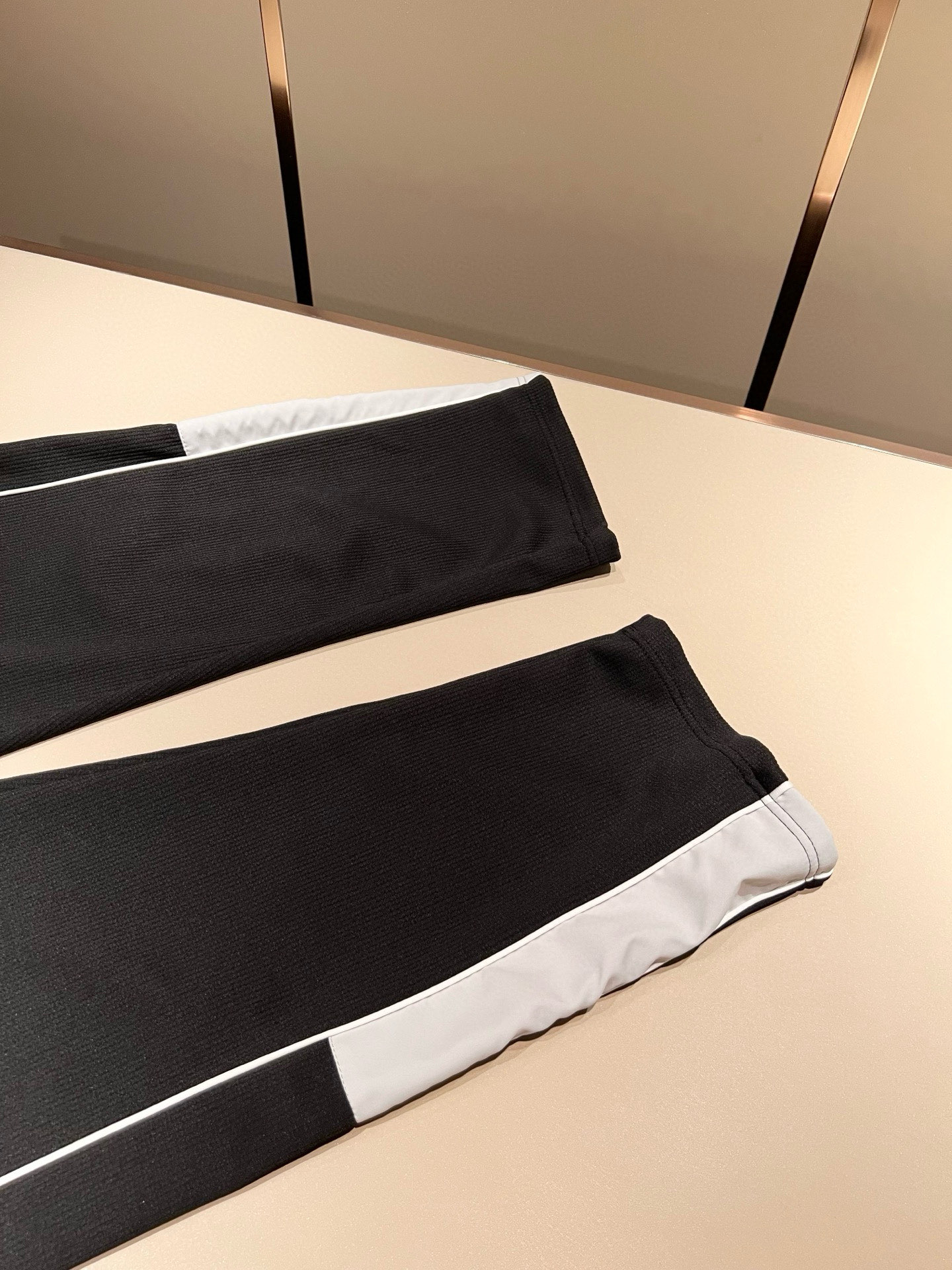 Louis Vuit*on 路易家族 2025秋冬新款套装，轻奢休闲套装，男女同款👫装饰！路易家族的新高