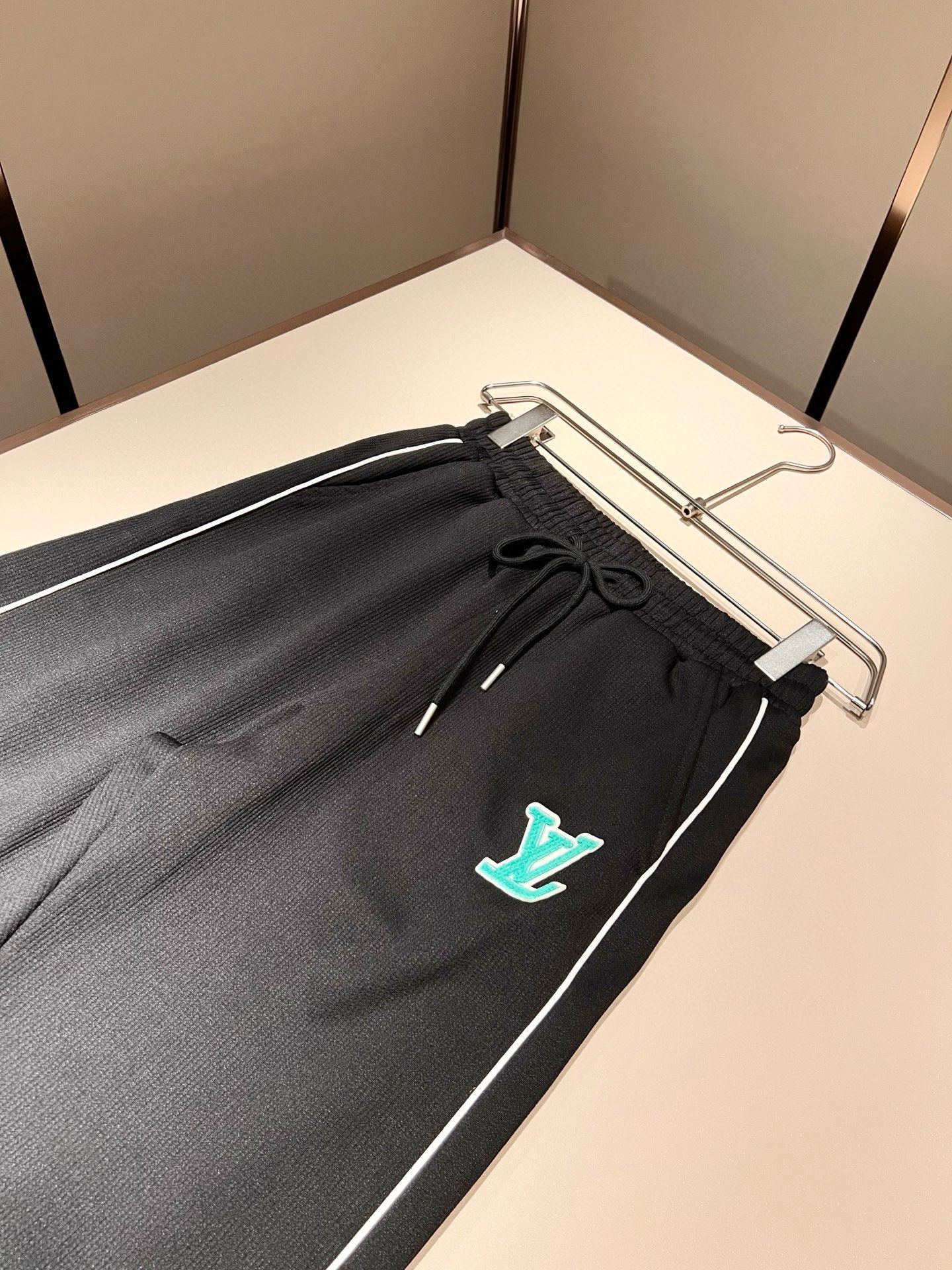 Louis Vuit*on 路易家族 2025秋冬新款套装，轻奢休闲套装，男女同款👫装饰！路易家族的新高