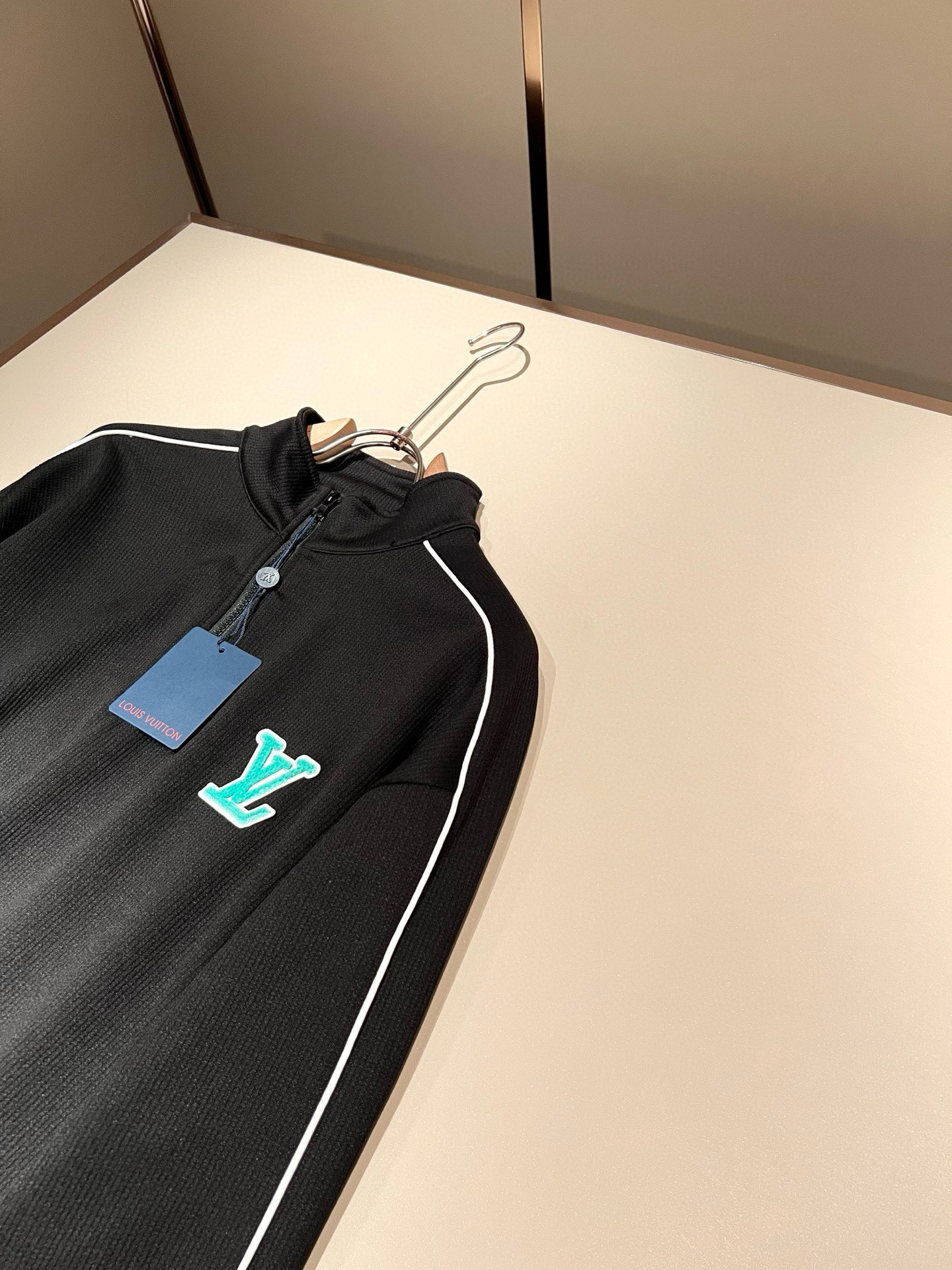 Louis Vuit*on 路易家族 2025秋冬新款套装，轻奢休闲套装，男女同款👫装饰！路易家族的新高