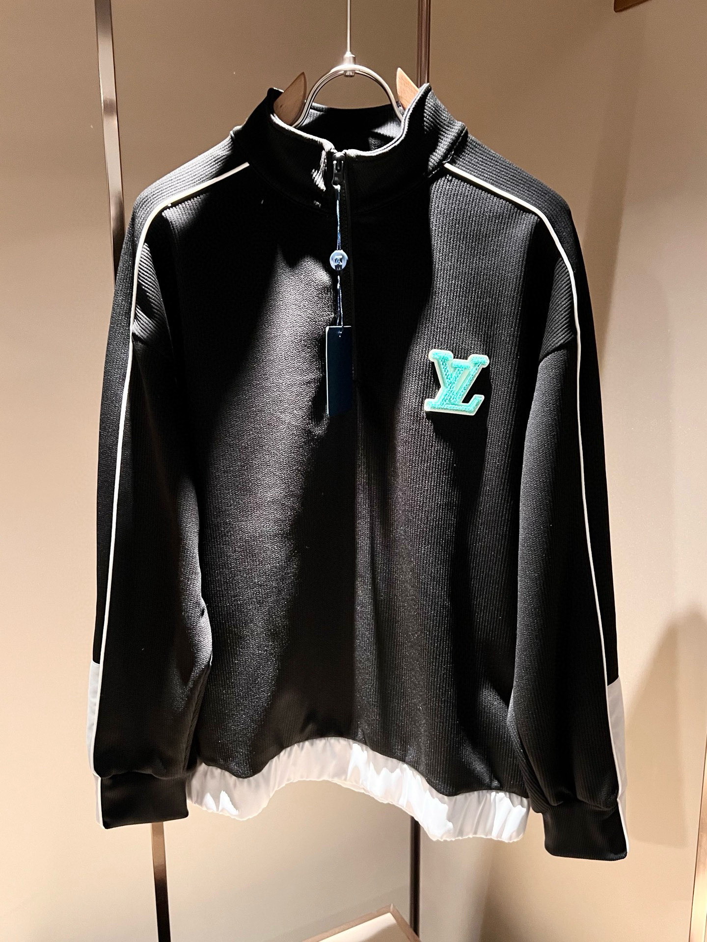 Louis Vuit*on 路易家族 2025秋冬新款套装，轻奢休闲套装，男女同款👫装饰！路易家族的新高