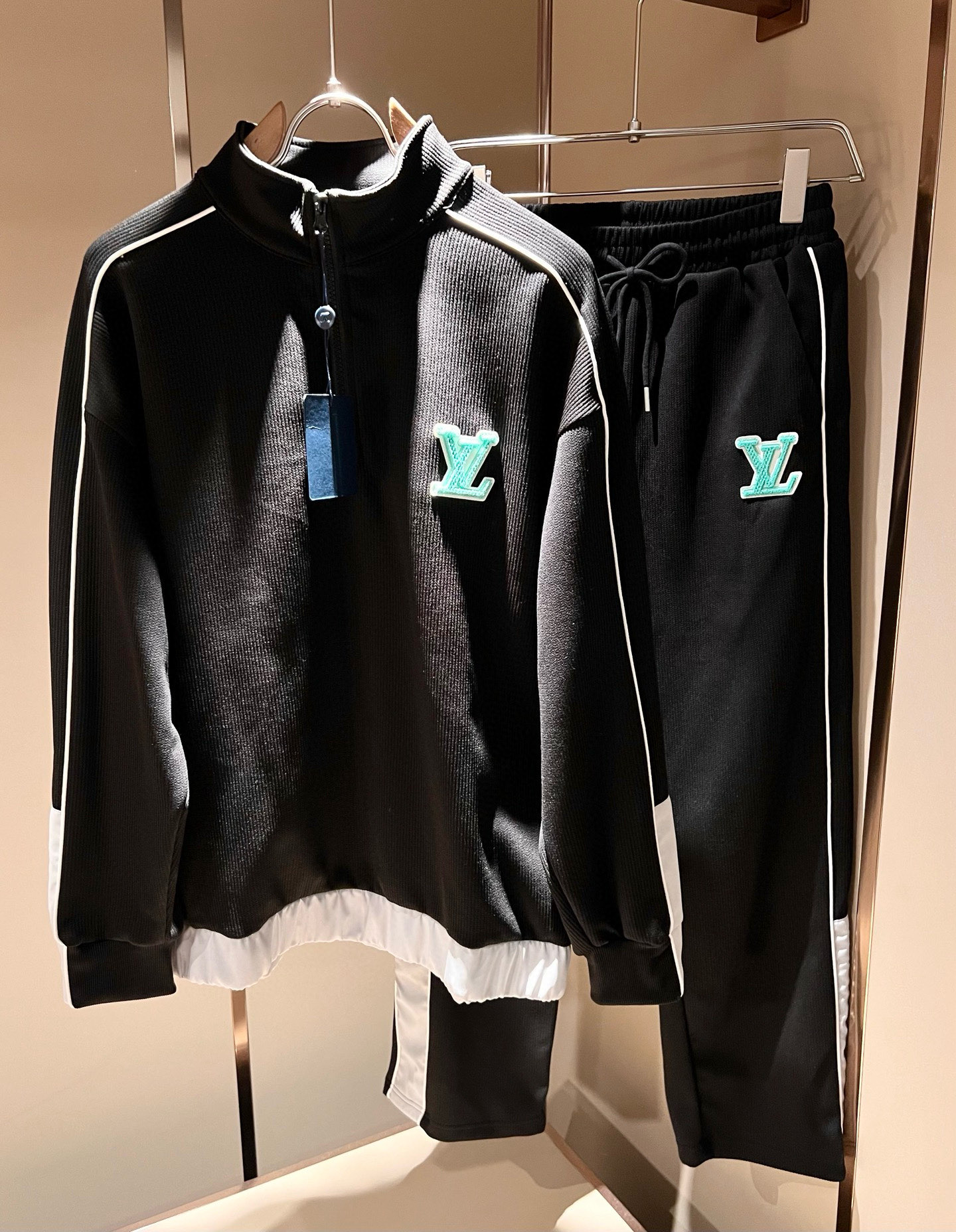 Louis Vuit*on 路易家族 2025秋冬新款套装，轻奢休闲套装，男女同款👫装饰！路易家族的新高