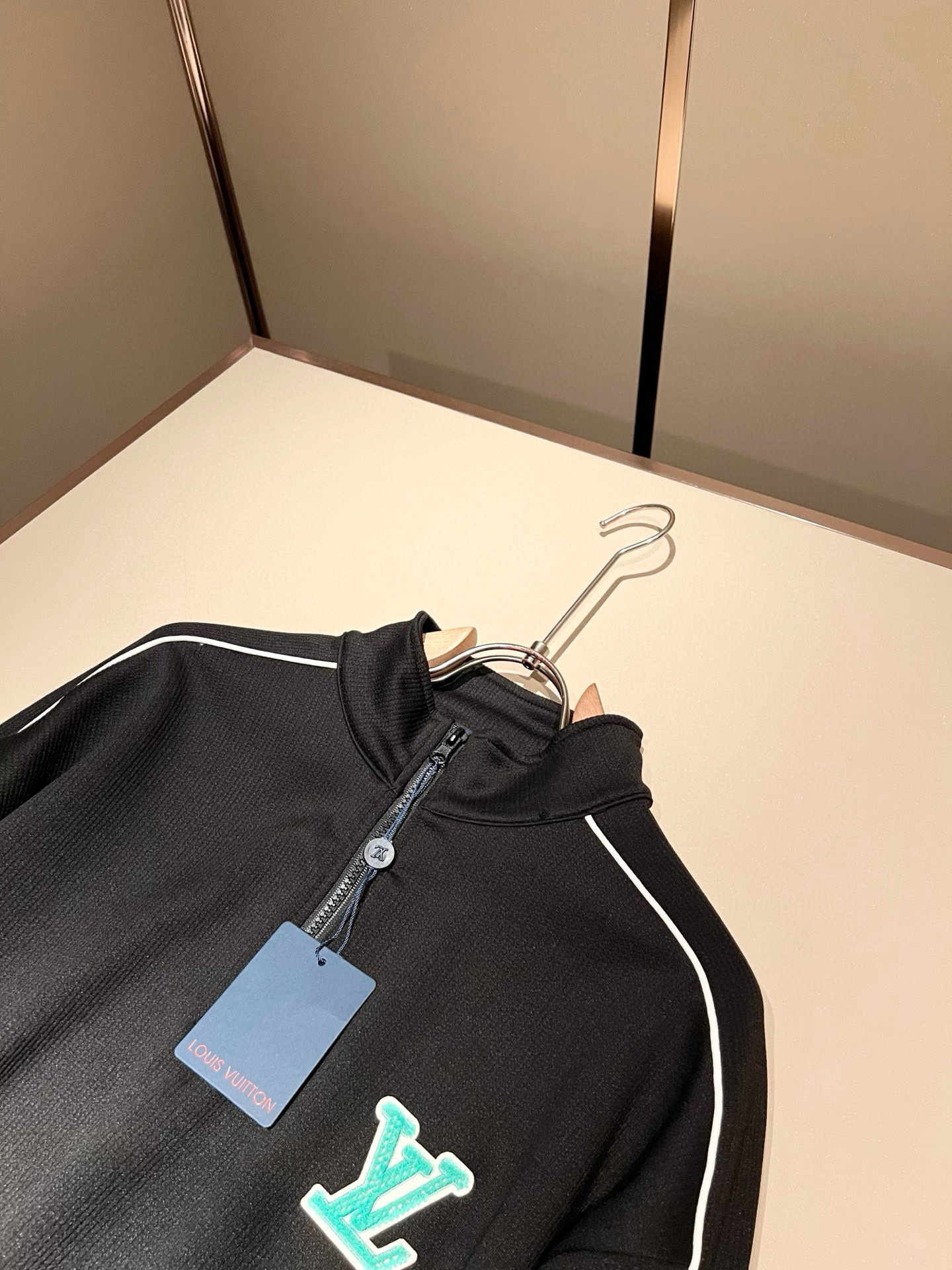 Louis Vuit*on 路易家族 2025秋冬新款套装，轻奢休闲套装，男女同款👫装饰！路易家族的新高