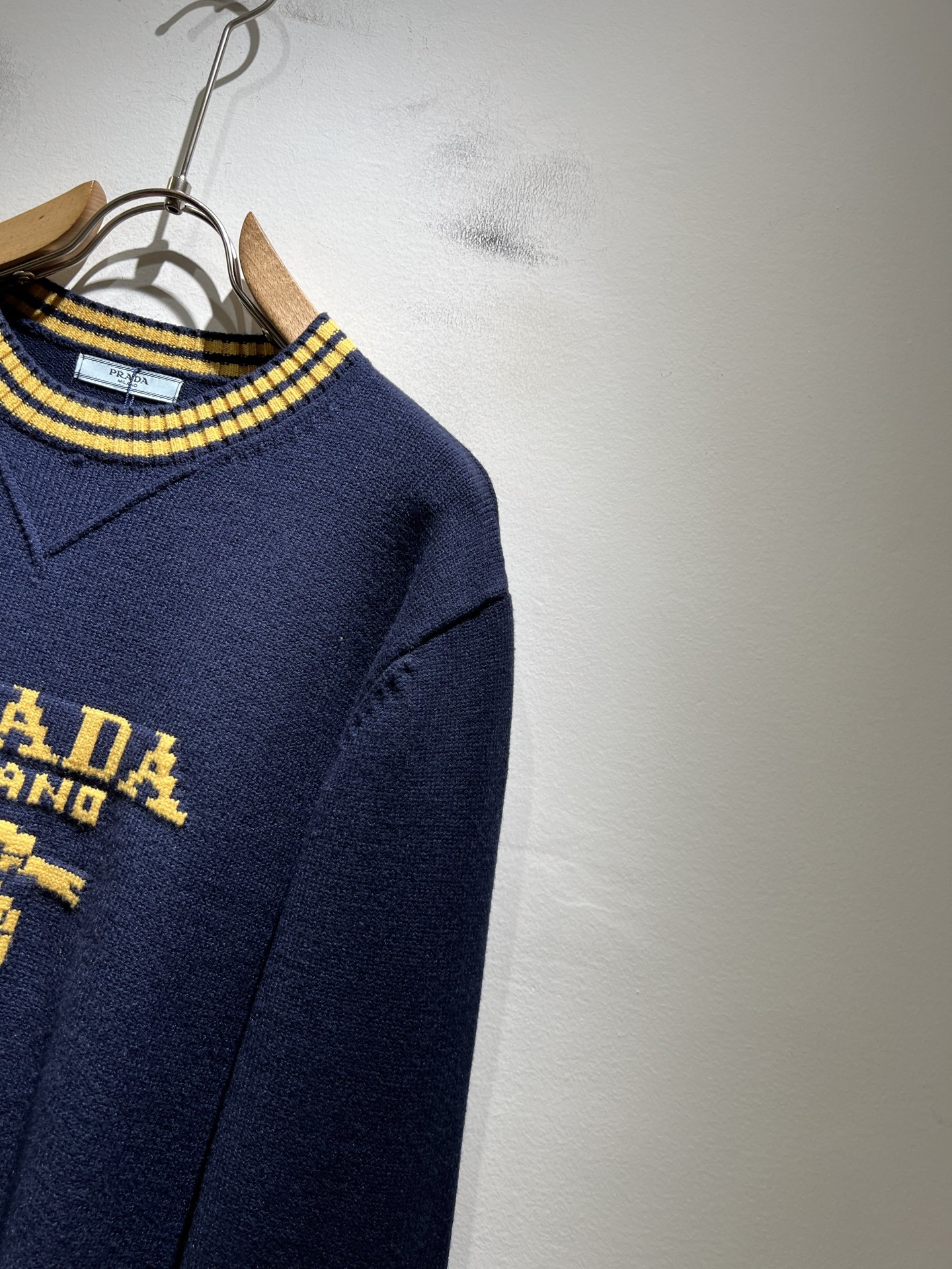 PRAD*A普*达2025秋冬新款男士针织羊毛衫，最新款全网独家首上！！~既经典有时尚百搭，谁不爱啊，将