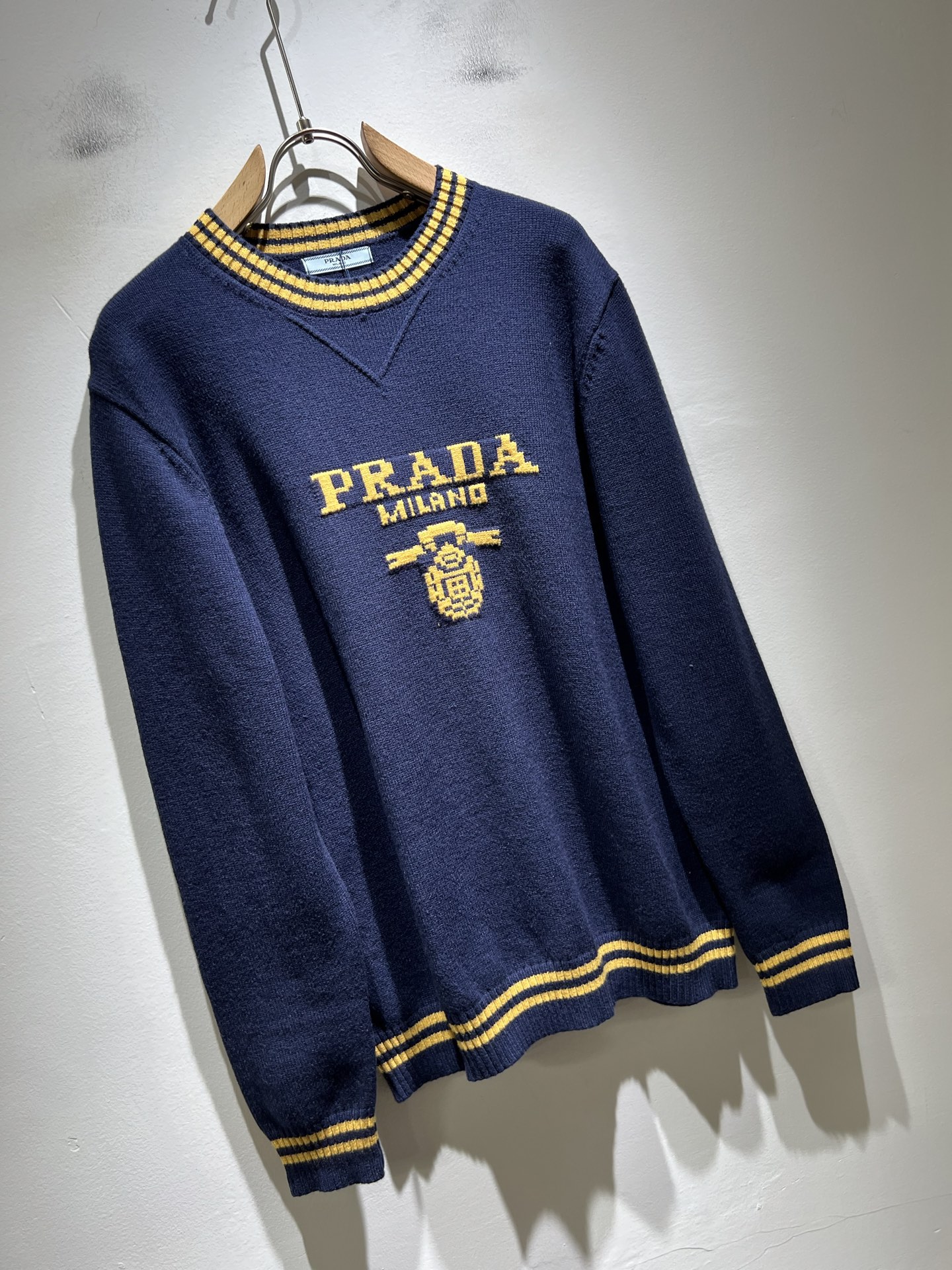 PRAD*A普*达2025秋冬新款男士针织羊毛衫，最新款全网独家首上！！~既经典有时尚百搭，谁不爱啊，将