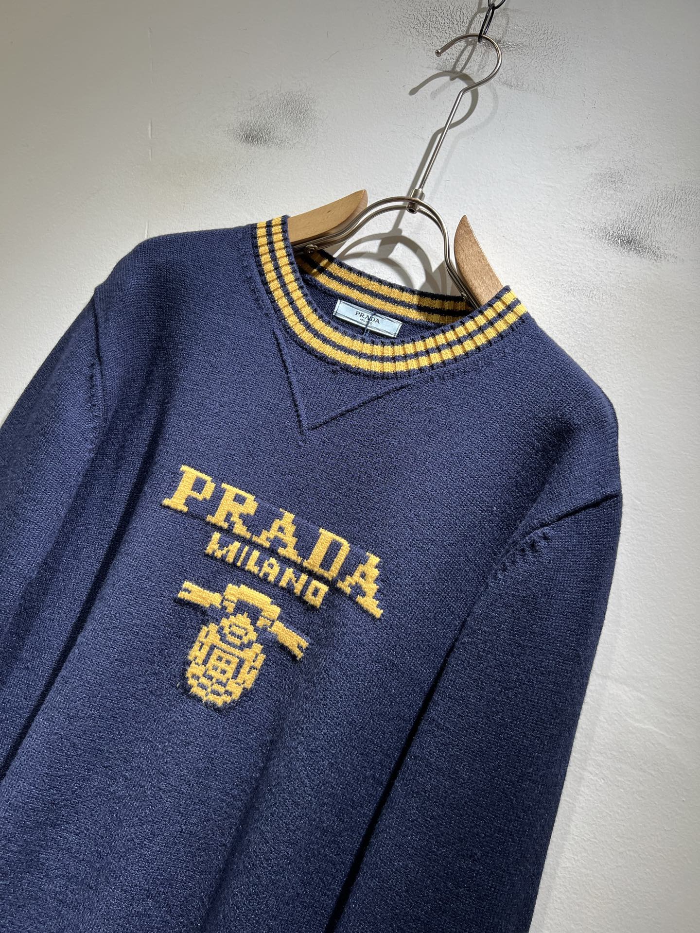 PRAD*A普*达2025秋冬新款男士针织羊毛衫，最新款全网独家首上！！~既经典有时尚百搭，谁不爱啊，将