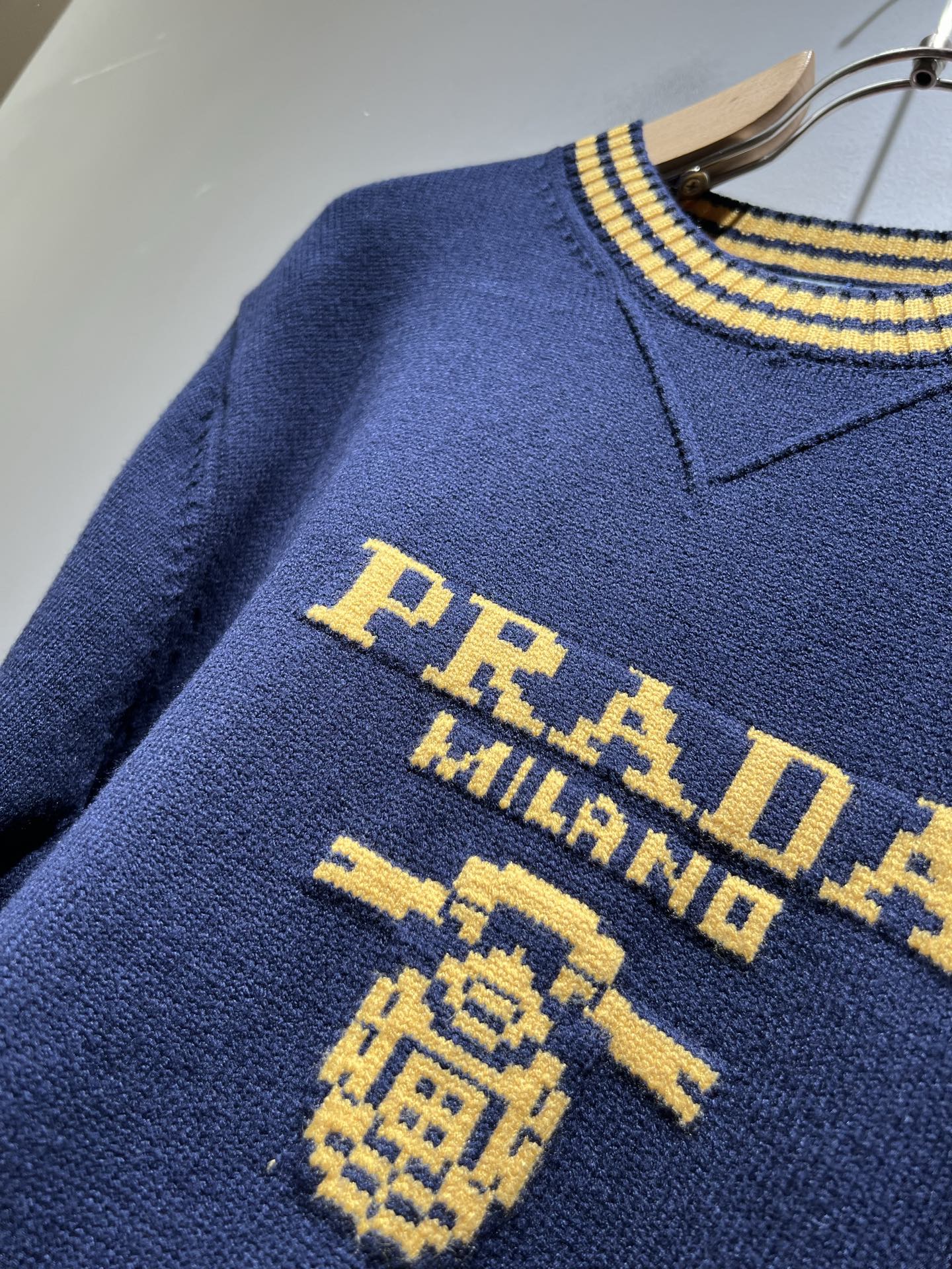 PRAD*A普*达2025秋冬新款男士针织羊毛衫，最新款全网独家首上！！~既经典有时尚百搭，谁不爱啊，将