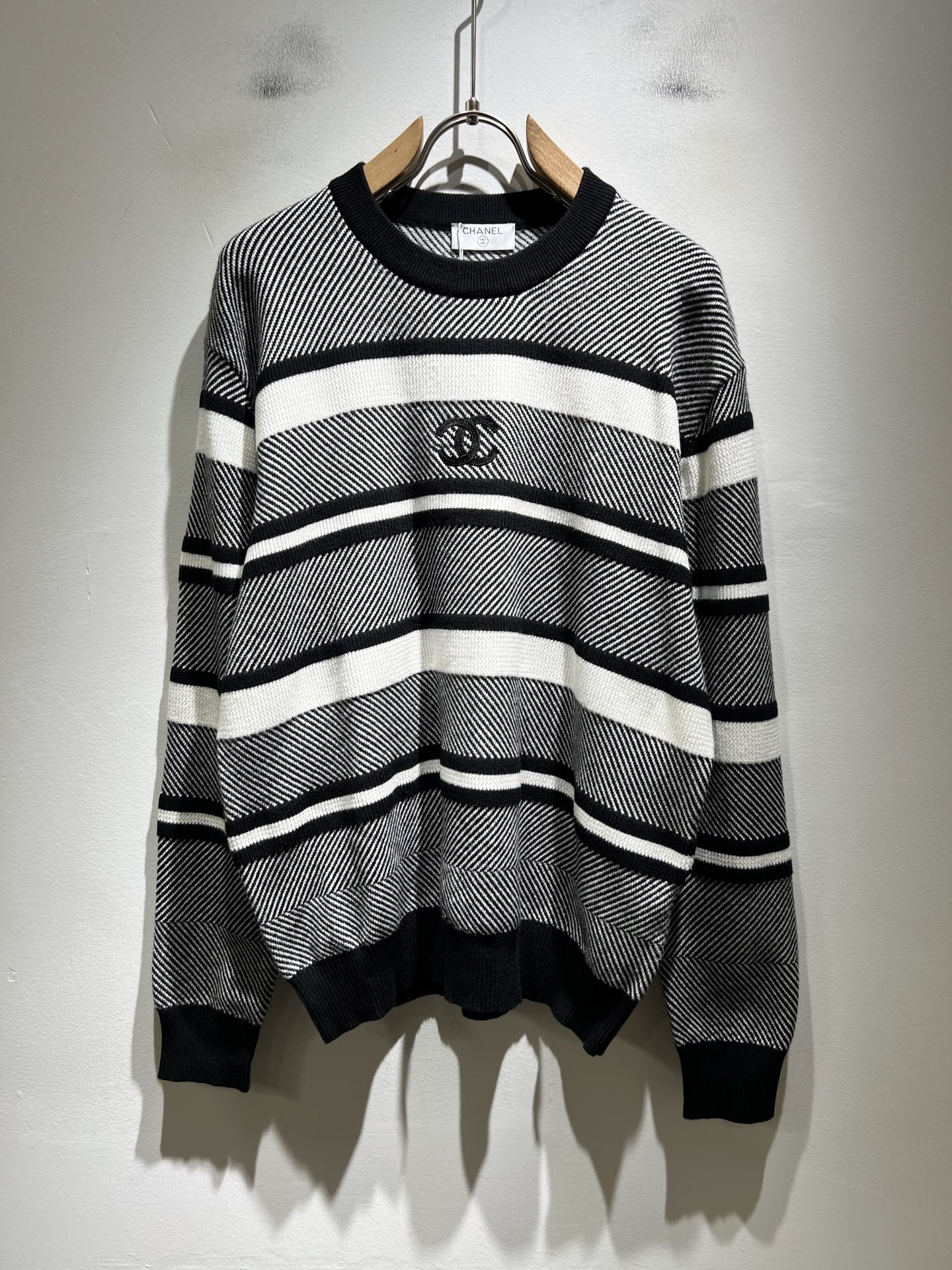 NO:655379,Xiaoxiang couple’s knitted sweater!  CHA**L's new autumn and winter creative casual knitted woolen sweater jacket for men and women, which sells out European and American trade private orders in the industry, is the flagship item of the CHA**L family's official website, and has a new creative design!  !  !  It is carefully produced by a trading company that specializes in overseas European and American orders. It is sold simultaneously in major Hong Kong and Macao famous stores. It is currently the most popular and versatile item on Chanel's official website!  !  As a fashionable and urban fashion item with a unique temperament, it is made with a classic loose version, simple pattern design, and not simple new configuration. The fabric is made of top-grade knitted wool fabric supplied by customers, which has a smooth and drapey feel, and the top is skin-friendly and comfortable to wear. This time, I personally feel that a lot of effort has been put into the design of the pattern. Among tens of thousands of colors, Chanel official designers have carefully selected the most popular simple series at the moment!  The matching performance of this item is outstanding. The delicate fabric and soft touch are all unique advantages. It is a must-have for high-end fashion fans!  !  !  There really is no need to say anything more about this classic and easy-to-wear style. As long as you choose it, it is absolutely suitable!  Size M-3XL,,chanel,louis vuitton,jackets & coats,alexander wang19860909小香情侣款情款针织羊毛衫！CHA**L 秋冬新款创意休闲男女同款针织羊毛衫外套,秒杀业内的欧美贸易私单,CHA**L家族官网主打单品,全新创作设计！！！是由专做海外欧美订单的贸易公司精心出品,同步各大港澳名品店发售,目前是香奈儿官网名列前茅的超人气百搭单品！！作为一款气质独特的时髦都市风尚单品,经典的款宽松版型打造,简洁的图样设计,不简单的全新配置.面料是采用了客供的顶级针织羊毛面料,手感顺滑有垂感,上衣穿着也是亲肤舒.这次在图案的设计上,我个人是觉得真的是下功夫了,在上万种颜色中,香奈儿官方设计师从中精挑细选出当下最流行的简洁系列！此款单品的搭配性能出彩,其面料之细腻,触感之柔软都是独特的优点,高端时髦粉丝必备！！！这种经典又好穿的款式真的不用再说什么了,只要你选择,那便是绝对的合适！尺寸M-3XL,,chanel,louis vuitton,jackets & coats,alexander wang,Men's clothing