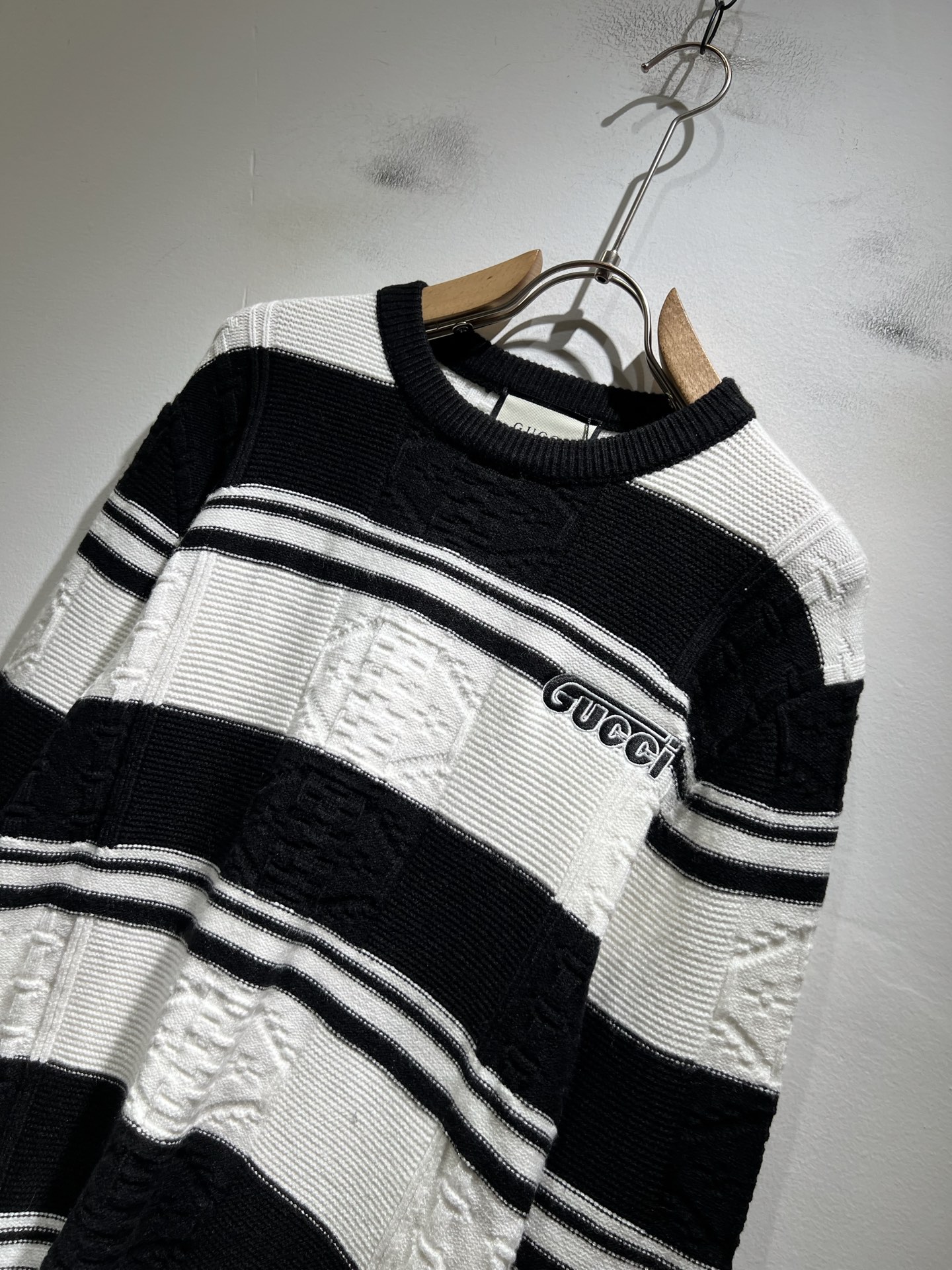 GUC*I 古家 2025秋冬新款男女同款👫 针织羊毛衫，胸前标志logo刺绣设计！贸易公司渠道稀出，同