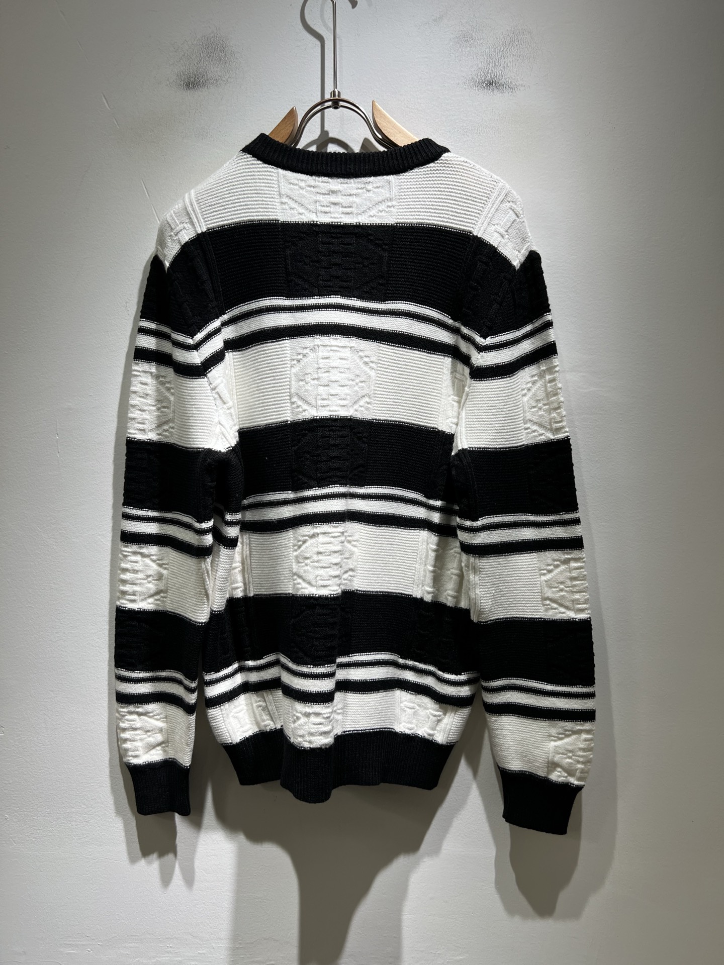 GUC*I 古家 2025秋冬新款男女同款👫 针织羊毛衫，胸前标志logo刺绣设计！贸易公司渠道稀出，同