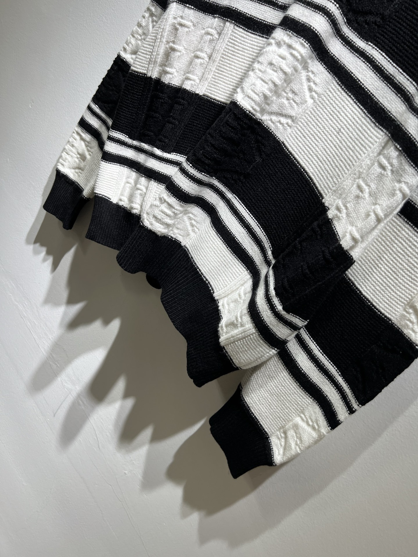 GUC*I 古家 2025秋冬新款男女同款👫 针织羊毛衫，胸前标志logo刺绣设计！贸易公司渠道稀出，同