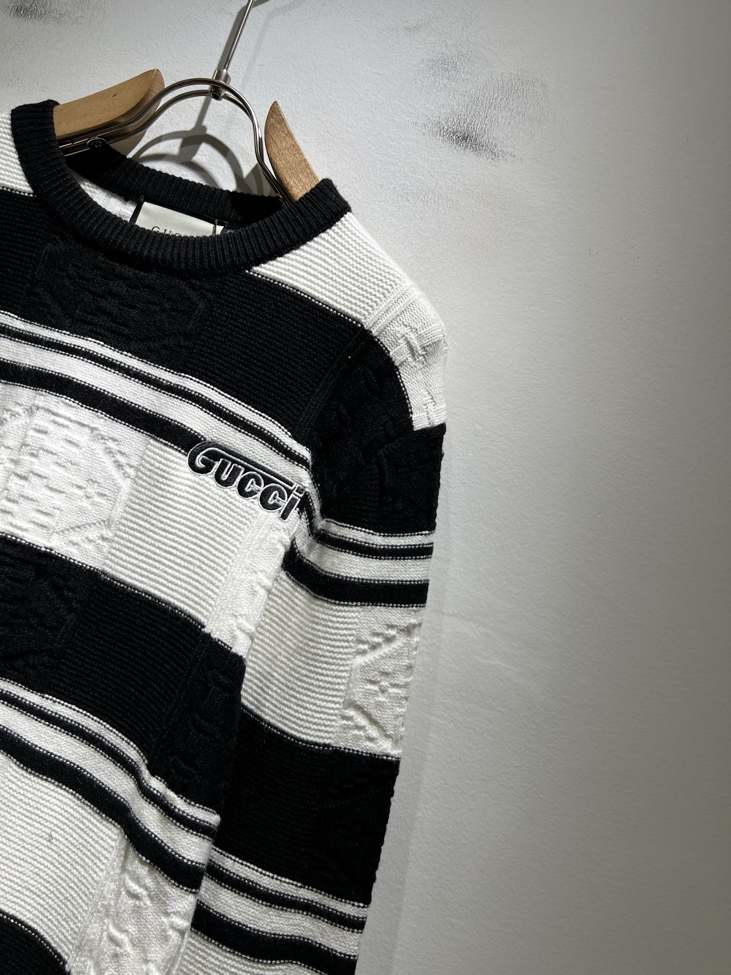 GUC*I 古家 2025秋冬新款男女同款👫 针织羊毛衫，胸前标志logo刺绣设计！贸易公司渠道稀出，同