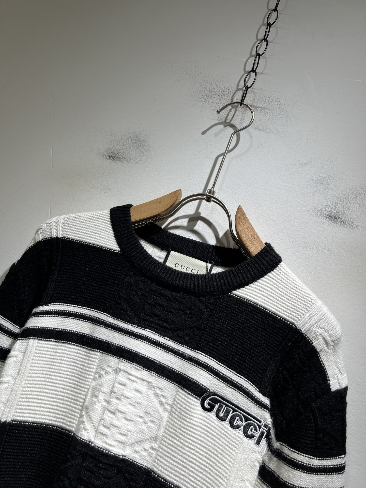 GUC*I 古家 2025秋冬新款男女同款👫 针织羊毛衫，胸前标志logo刺绣设计！贸易公司渠道稀出，同