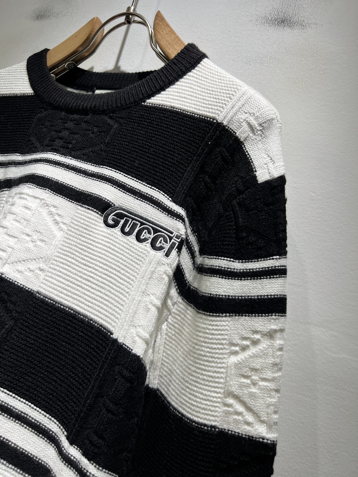 GUC*I 古家 2025秋冬新款男女同款👫 针织羊毛衫，胸前标志logo刺绣设计！贸易公司渠道稀出，同