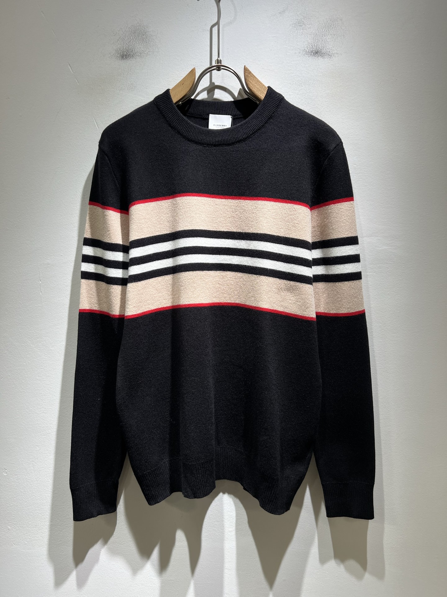 NO:655384,Bur*erry's new autumn and winter knitted wool sweater, the brand's classic design elements!  It’s neither monotonous nor complicated, just the right amount to show off your taste!  Customized wool fabrics for customers!  Crochet striped logo design on the chest!  Comfortable and breathable are not a problem at all, and the unique luxury feel of the fabric presents a simple and elegant temperament!  Every detail is in sync with high-end fashion. Sizes: M-3XL, burberry, alexander wang19860909Bur*erry 巴*莉 秋冬新款针织羊毛衫,品牌经典设计元素！既不单调也不复杂,恰到好处的展现品味！客供定制羊毛面料！胸前钩织条纹logo设计！舒适透气根本不在话下,面料独具的高奢感呈现简约优雅气质！每一处细节都是与高端时尚同步的体现.尺码:M-3XL,,burberry,alexander wang,Men's clothing