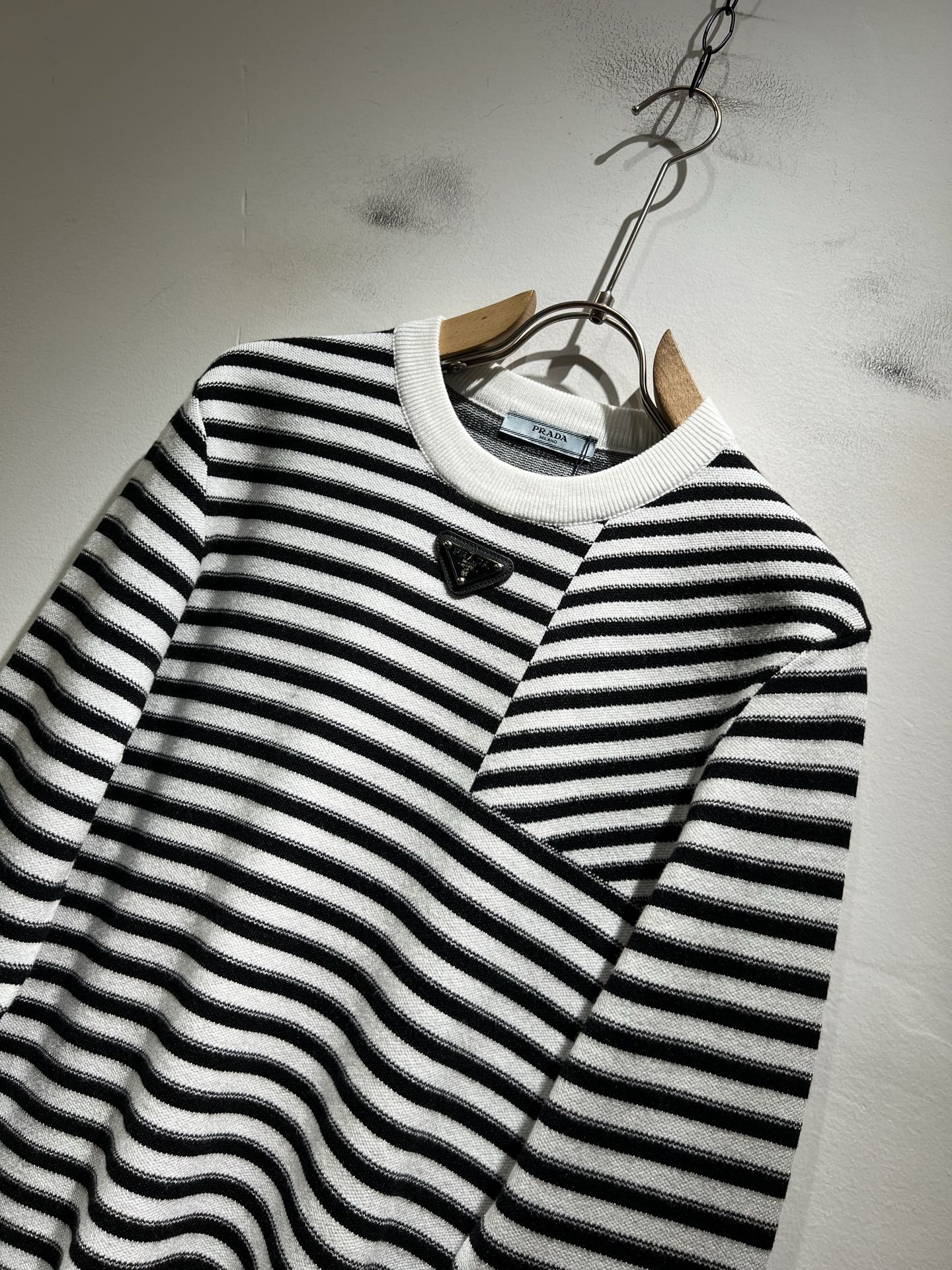 PRAD*A普*达2025秋冬新款男士针织羊毛衫，最新款全网独家首上！！~既经典有时尚百搭，谁不爱啊，将