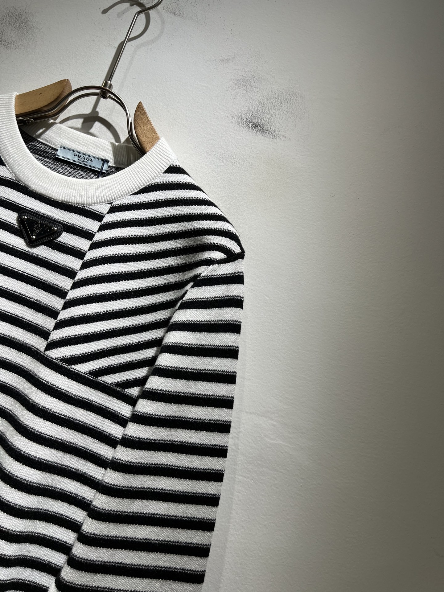 PRAD*A普*达2025秋冬新款男士针织羊毛衫，最新款全网独家首上！！~既经典有时尚百搭，谁不爱啊，将