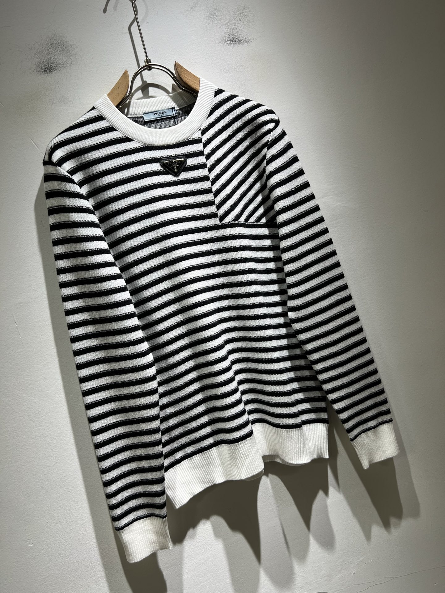 PRAD*A普*达2025秋冬新款男士针织羊毛衫，最新款全网独家首上！！~既经典有时尚百搭，谁不爱啊，将