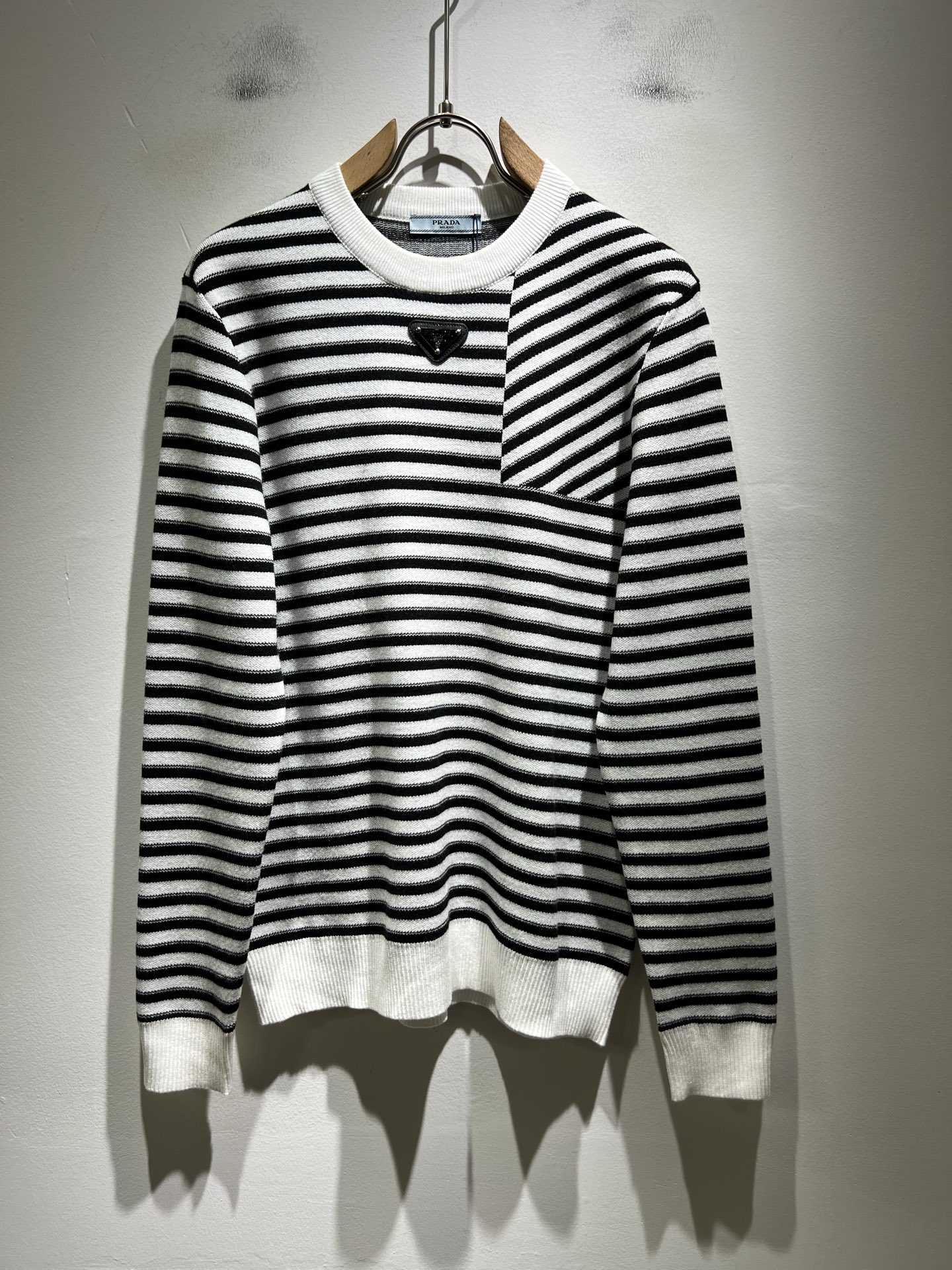 PRAD*A普*达2025秋冬新款男士针织羊毛衫，最新款全网独家首上！！~既经典有时尚百搭，谁不爱啊，将