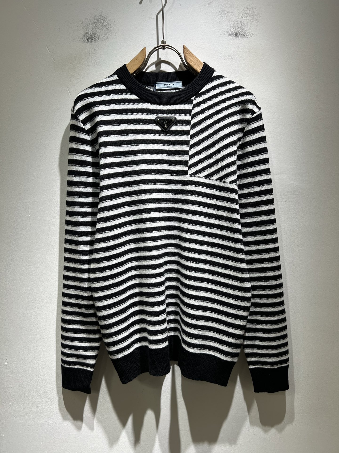 PRAD*A普*达2025秋冬新款男士针织羊毛衫，最新款全网独家首上！！~既经典有时尚百搭，谁不爱啊，将