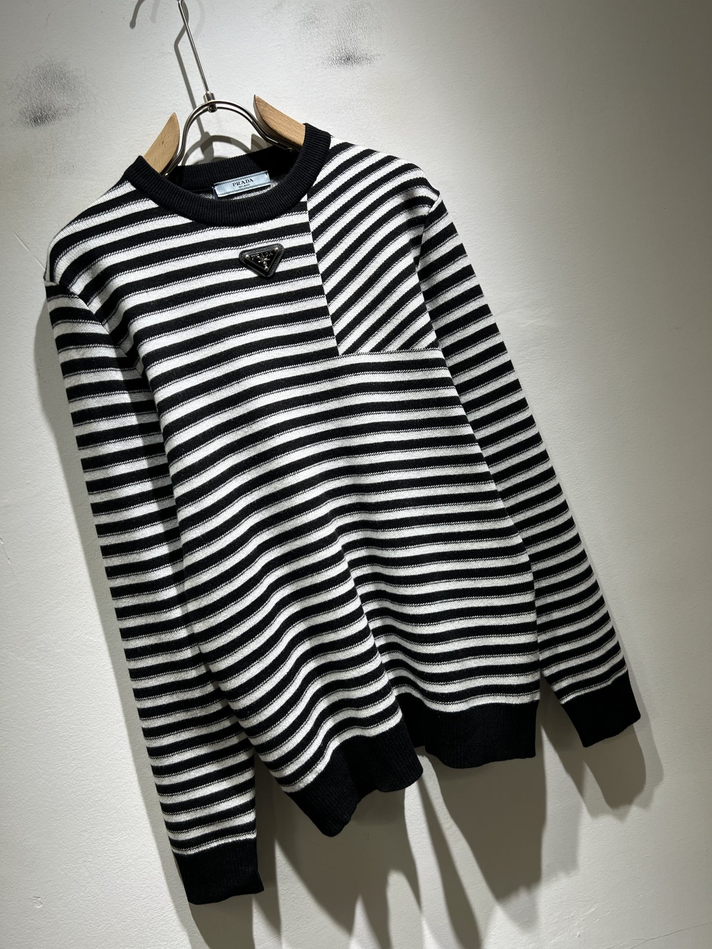 PRAD*A普*达2025秋冬新款男士针织羊毛衫，最新款全网独家首上！！~既经典有时尚百搭，谁不爱啊，将