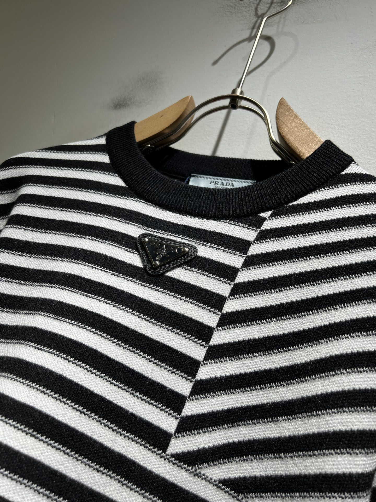 PRAD*A普*达2025秋冬新款男士针织羊毛衫，最新款全网独家首上！！~既经典有时尚百搭，谁不爱啊，将