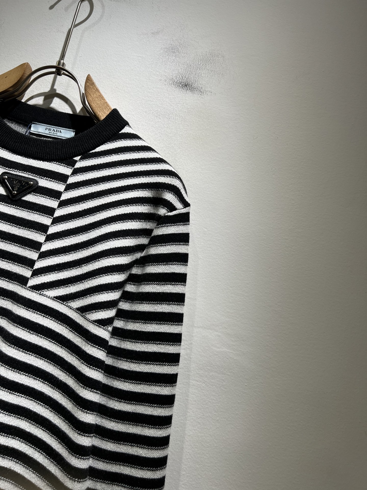 PRAD*A普*达2025秋冬新款男士针织羊毛衫，最新款全网独家首上！！~既经典有时尚百搭，谁不爱啊，将