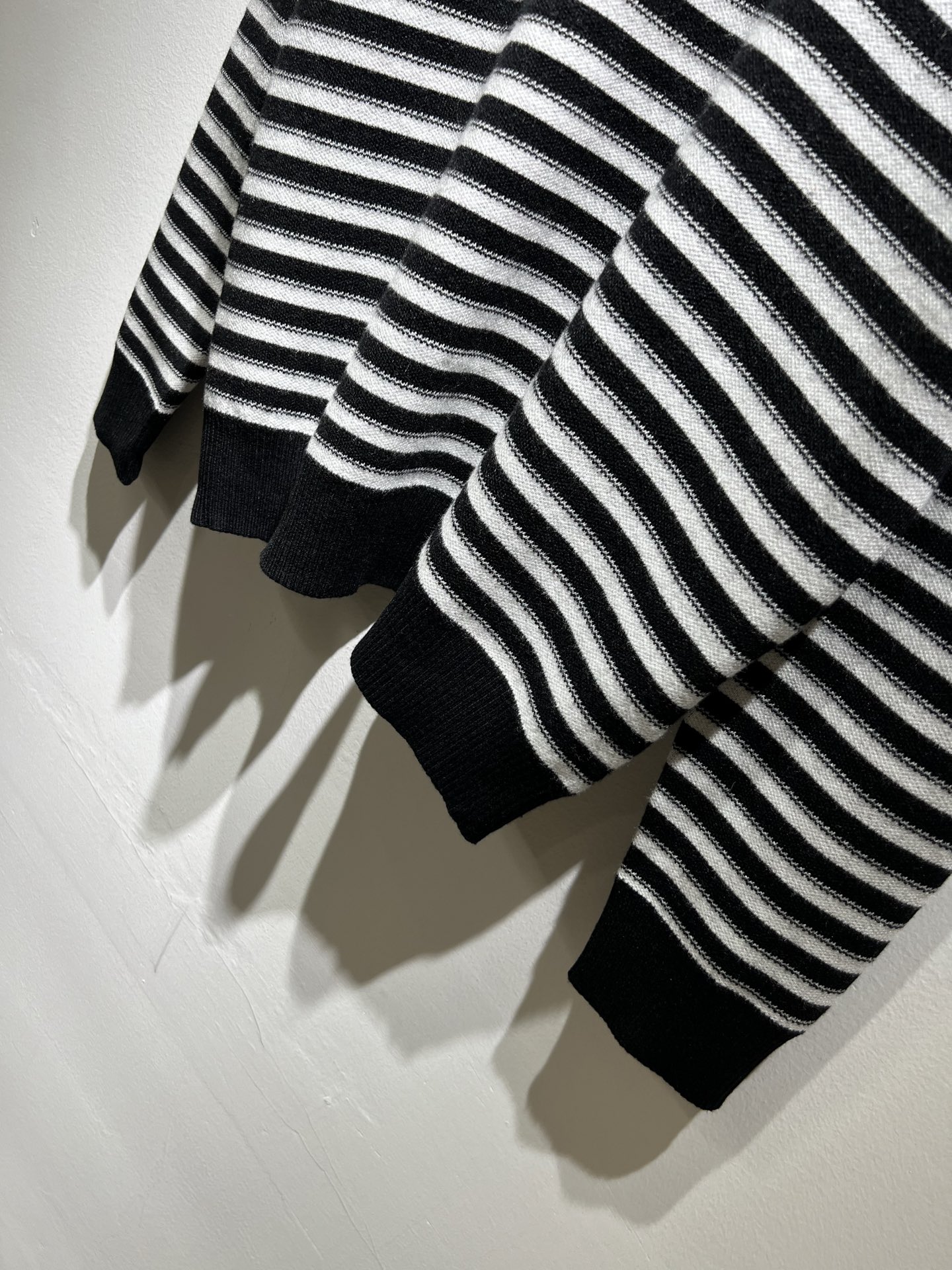 PRAD*A普*达2025秋冬新款男士针织羊毛衫，最新款全网独家首上！！~既经典有时尚百搭，谁不爱啊，将