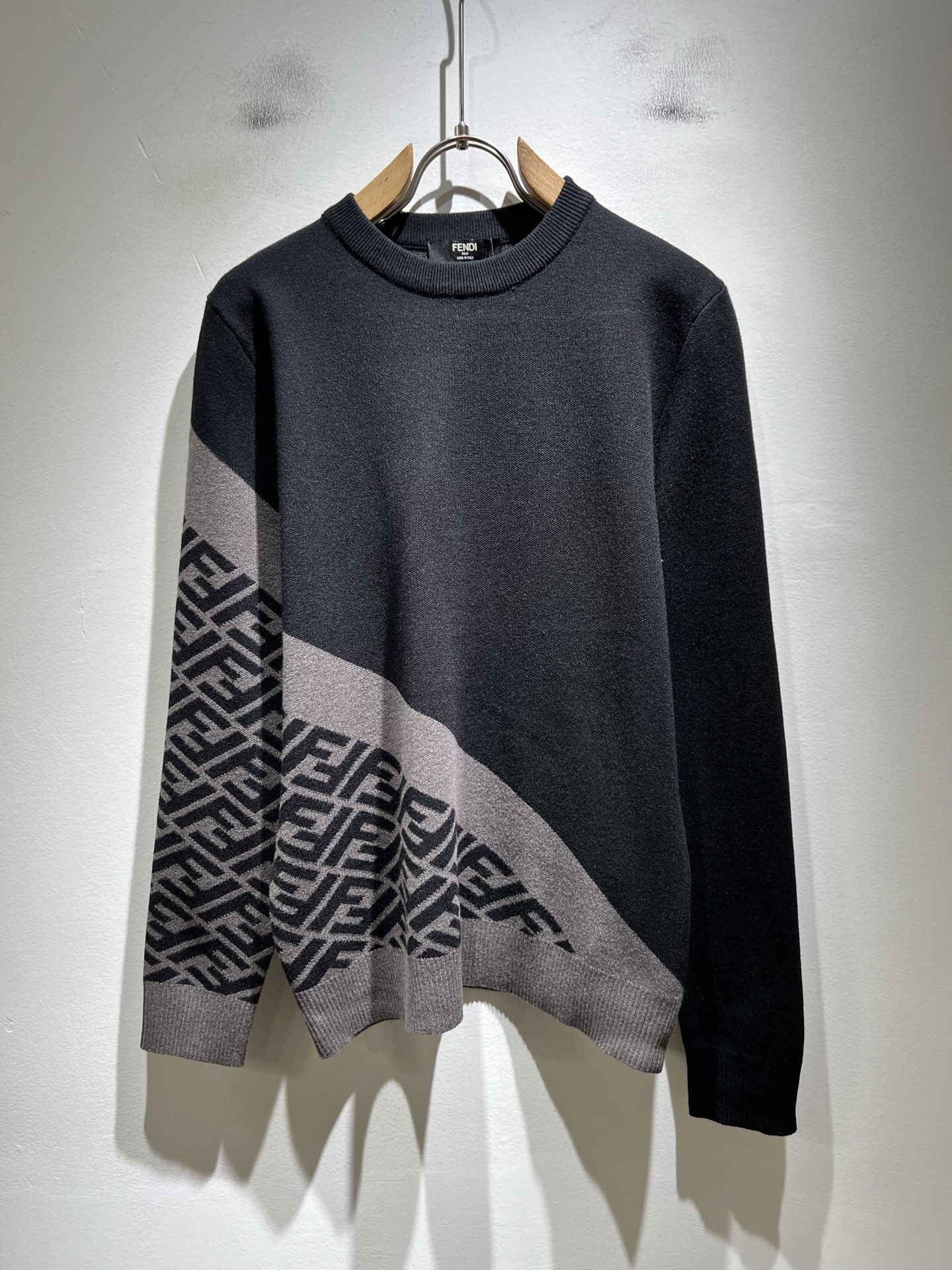 NO:655404,FEN*I Fen*di's new fall and winter FD family knitted sweater for men and women, which is versatile for both men and women. Original order from Italy, a popular item of the FD family, a representative and full-scale boutique, a boutique worth buying for all FD fans!  Pure Italian channel orders, the FD family's high-end and popular products, very popular items at the moment, high-end goods worth keeping for yourself and giving away!  The most classic BUGS series style items of the FD family are trendy and beautiful, full of trendy atmosphere, extremely high-grade and standard, and adopt the very classic FF logo crochet design!  It gives people a very strong visual impact, has a high degree of recognition, and is a top-notch exclusive wool fabric!  Made of soft, delicate and comfortable touch, the appearance is quite high-end and classy!  It perfectly interprets the charm of the brand and leaves a deep impression on people. It is more fashionable and charming, the upper body is generous and fashionable, and there is no pressure to wear it!  Wear it alone or paired with it, it’s a beautiful sight that can’t be ignored!  Size M-3XL,,fendi,dior,alexander wang19860909FEN*I 芬*迪 秋冬新款FD家族男女同款针织羊毛衫,男女同款百搭.意大利原厂订单,FD家族人气单品,代表性十足,规格感十足的精品,所有FD粉丝都值得抢购的精品！纯正意代渠道订单,FD家族的高奢人气爆款产物,当下十分火爆的单品,值得自留和送人的高端货！FD家族最为经典的BUGS系列款式单品,新潮又好看,潮流气息感十足,档次规格感极高,并且采用十分经典的FF标志logo钩织设计！给人的视觉冲击感相当强烈,有着极高的辨识度,顶级专属羊毛面料！打造,触感柔软细腻舒适,品相相当高级有档次！完美诠释品牌魅力,给人留下深刻印象.更具时尚与韵味,上身大方时尚,对于穿搭更是毫无压力！单穿内搭都极有味道,不可忽视的靓丽风景线！ 尺码M-3XL,,fendi,dior,alexander wang,Men's clothing