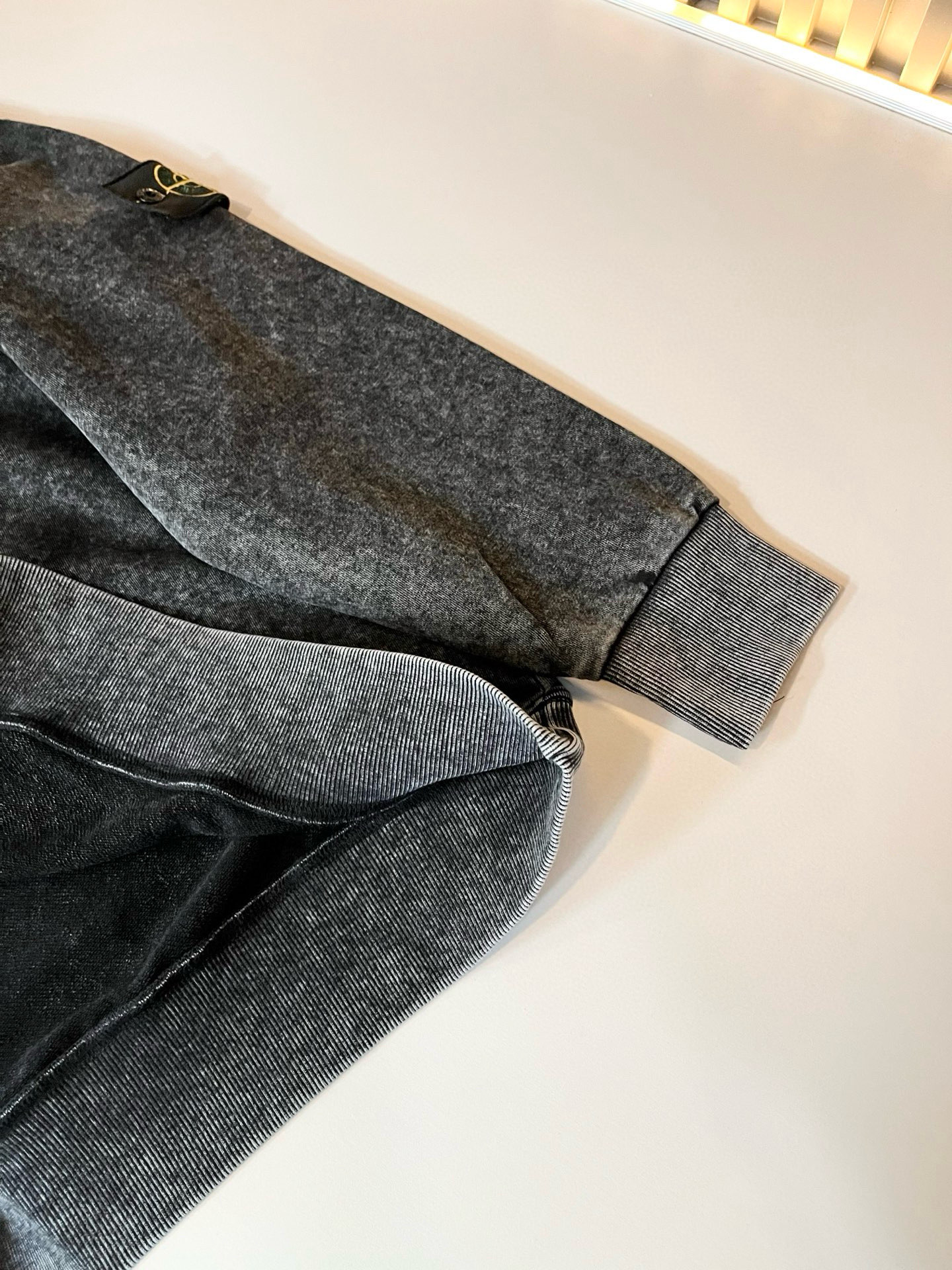 StoneIsland 石头岛2025秋冬新款做旧男女同款👫卫衣，品牌最新设计元素！既不单调也不复杂,恰