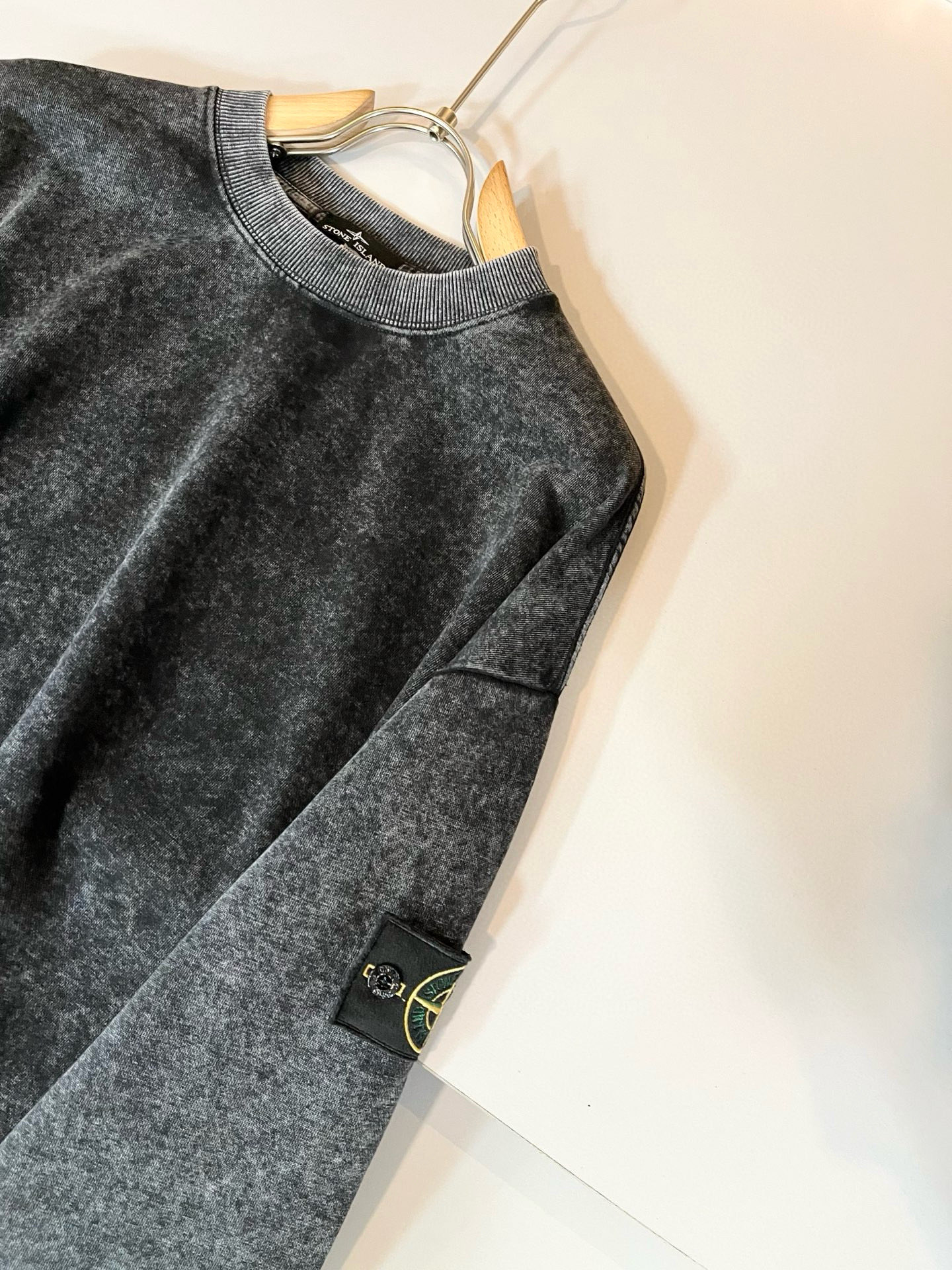 StoneIsland 石头岛2025秋冬新款做旧男女同款👫卫衣，品牌最新设计元素！既不单调也不复杂,恰