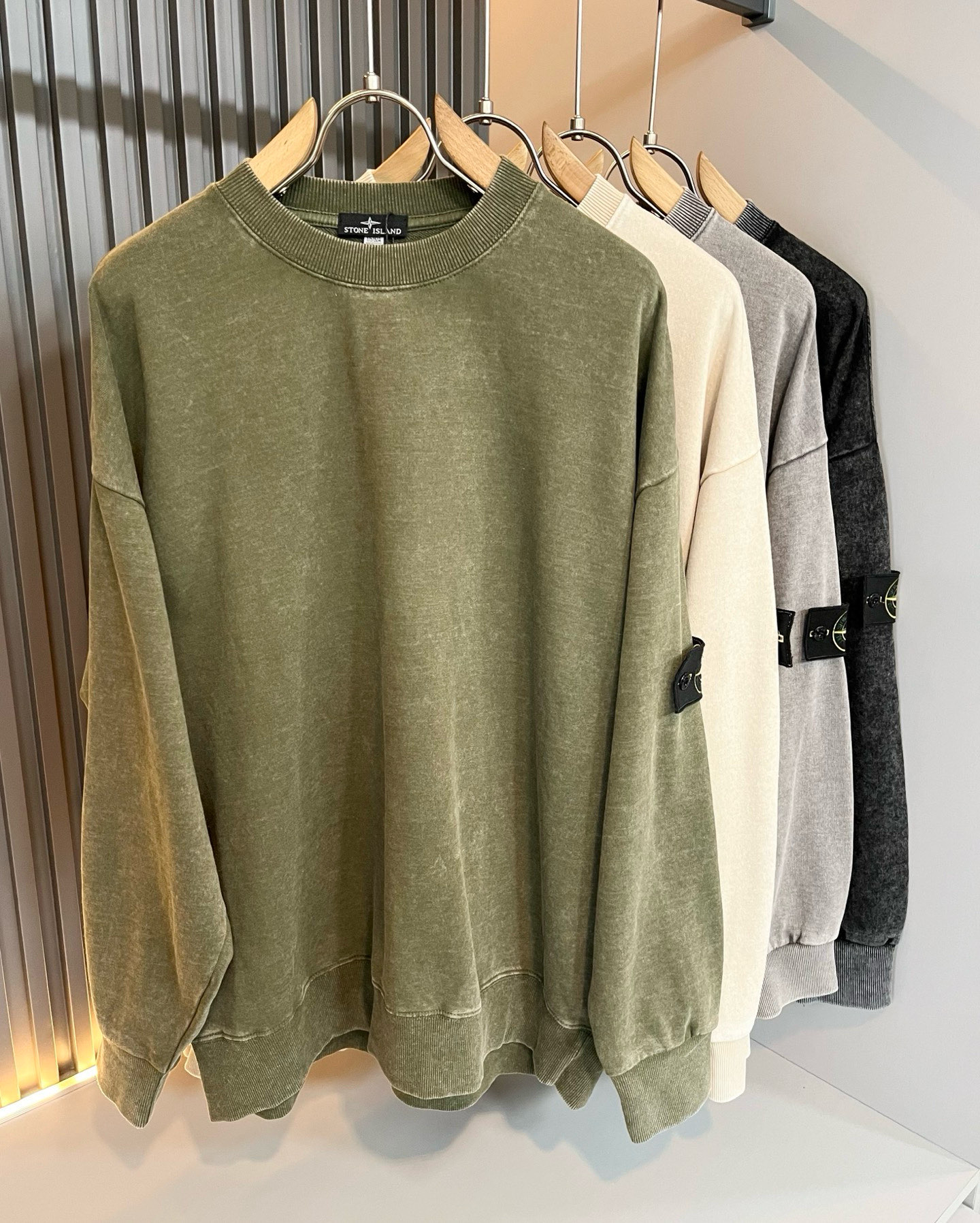 StoneIsland 石头岛2025秋冬新款做旧男女同款👫卫衣，品牌最新设计元素！既不单调也不复杂,恰