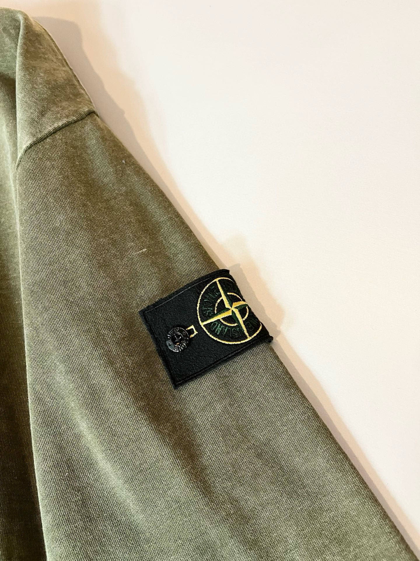 StoneIsland 石头岛2025秋冬新款做旧男女同款👫卫衣，品牌最新设计元素！既不单调也不复杂,恰