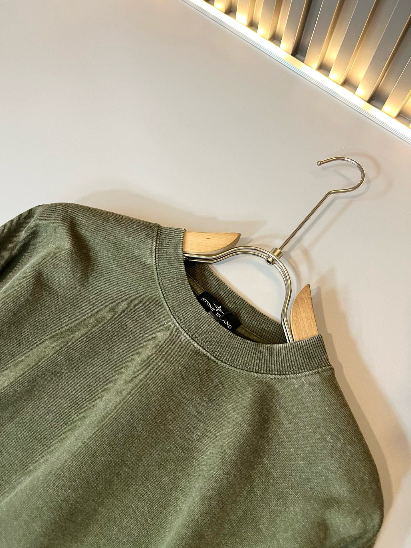 StoneIsland 石头岛2025秋冬新款做旧男女同款👫卫衣，品牌最新设计元素！既不单调也不复杂,恰