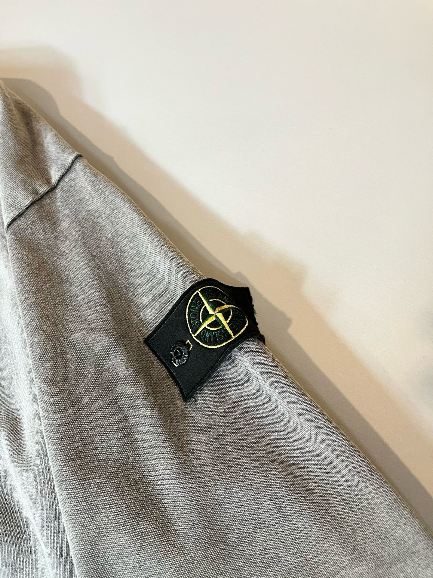 StoneIsland 石头岛2025秋冬新款做旧男女同款👫卫衣，品牌最新设计元素！既不单调也不复杂,恰