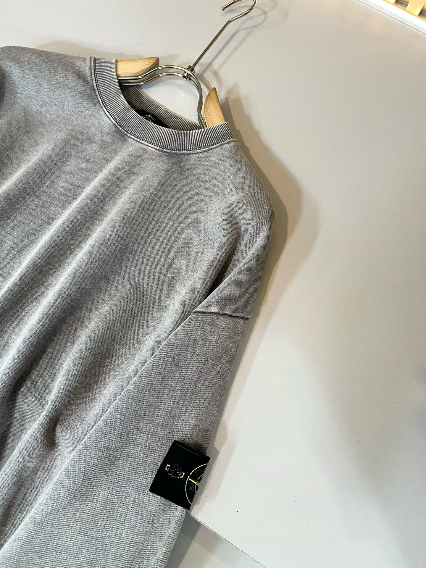 StoneIsland 石头岛2025秋冬新款做旧男女同款👫卫衣，品牌最新设计元素！既不单调也不复杂,恰