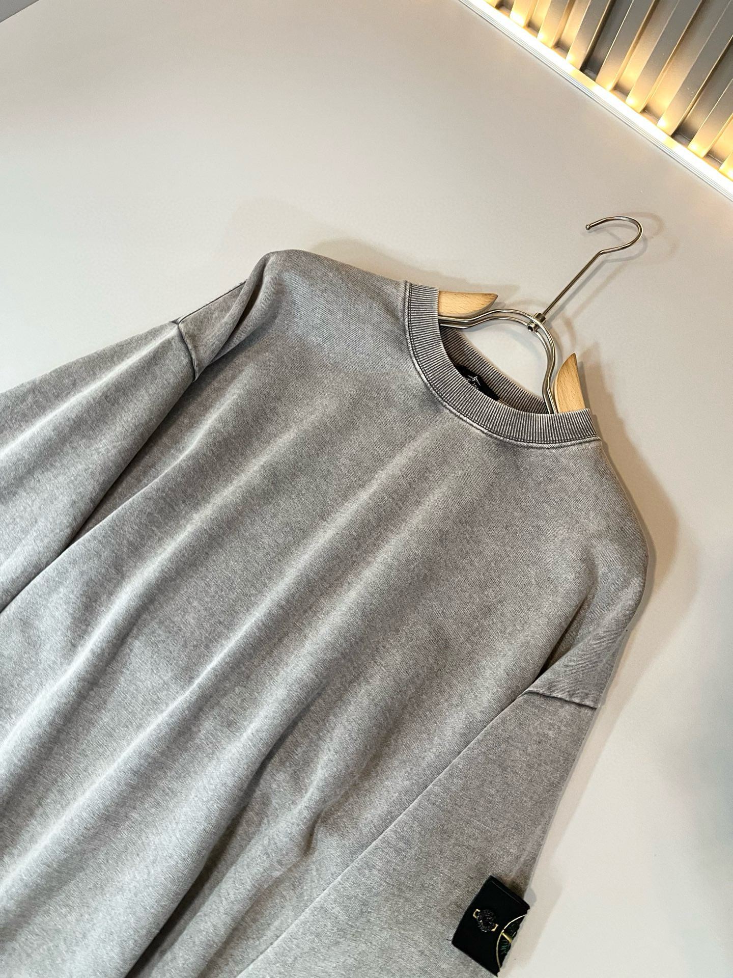 StoneIsland 石头岛2025秋冬新款做旧男女同款👫卫衣，品牌最新设计元素！既不单调也不复杂,恰